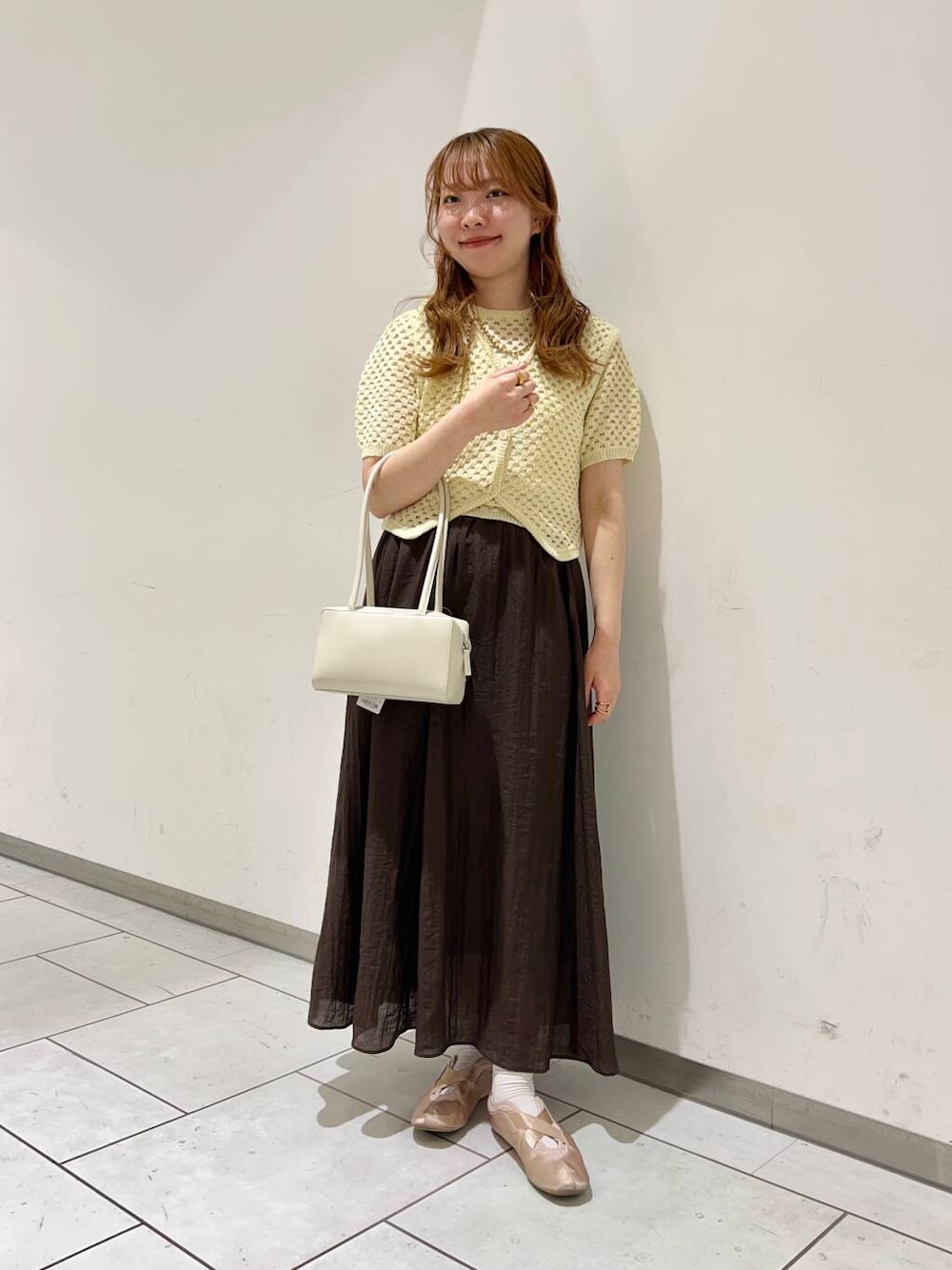 「KBF、夏コーデ、サマーニット、大人コーデ、夏服、メッシュプルオーバー、骨格ウェーブ、メッシュベスト、イエベ春、フレアイージースカート」｜「KBFのリップケース付きショルダーBAG（ショルダーバッグ、ホワイト系）」を使った、soooraaさん（レディース・159cm）の春コーディネートの1枚目の写真