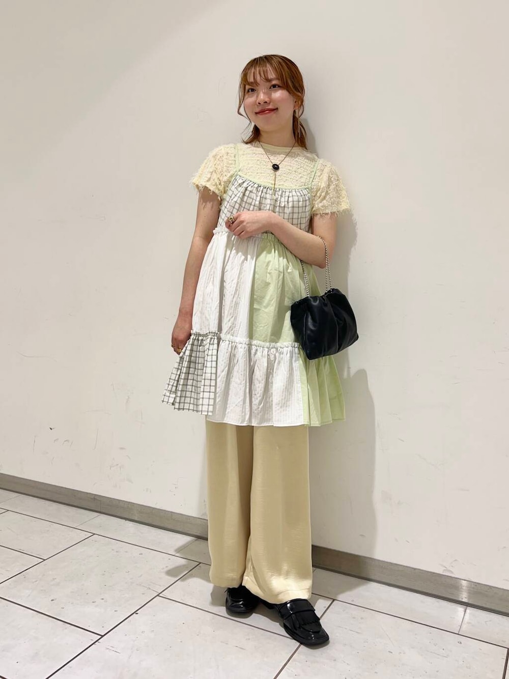 「KBF、夏服、レイヤードコーデ、淡色、骨格ウェーブ、イエベ春、フリンジtee、パッチワークミニキャミワンピース、サテンスラックス」｜「KBFのボールチェーンギャザーBAG（ハンドバッグ、ブラック系）」を使った、soooraaさん（レディース・159cm）の春コーディネートの1枚目の写真