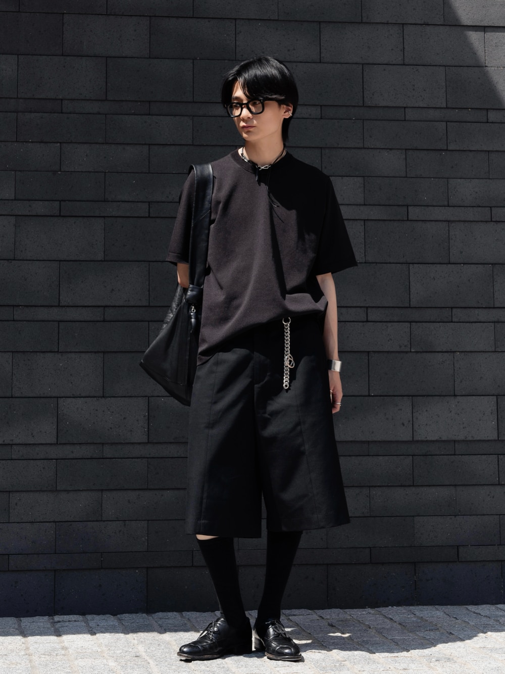ブラック系のその他パンツ、ブラック系のドレスシューズ、ブラック系のショルダーバッグを着用したメンズの春コーディネートの1枚目の写真