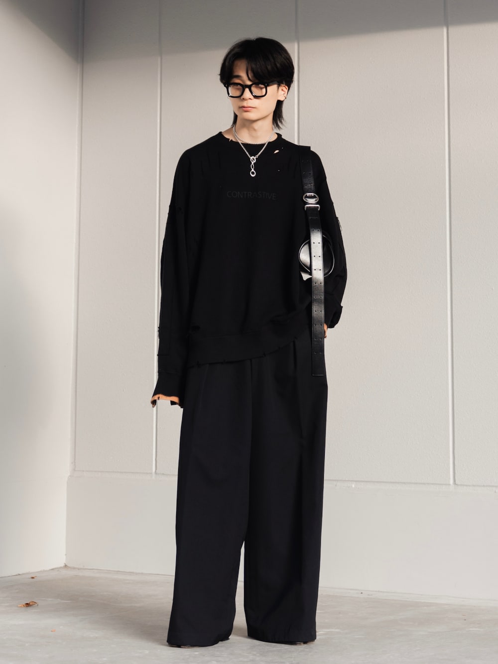 「日常に魔法を、ワイドパンツ、スウェット、キレイめ、モード、メガネ男子、秋服、革靴、ビッグシルエット、ブラック、モノトーン、シルバーアクセサリー、ワントーンコーデ、大人カジュアル、秋のコーデ」｜「LAPIISのWOOL GABARDINE INTACK WIDE TROUSERS（スラックス、ブラック系）」を使った、きゅうさん（メンズ・172cm）の秋コーディネートの1枚目の写真