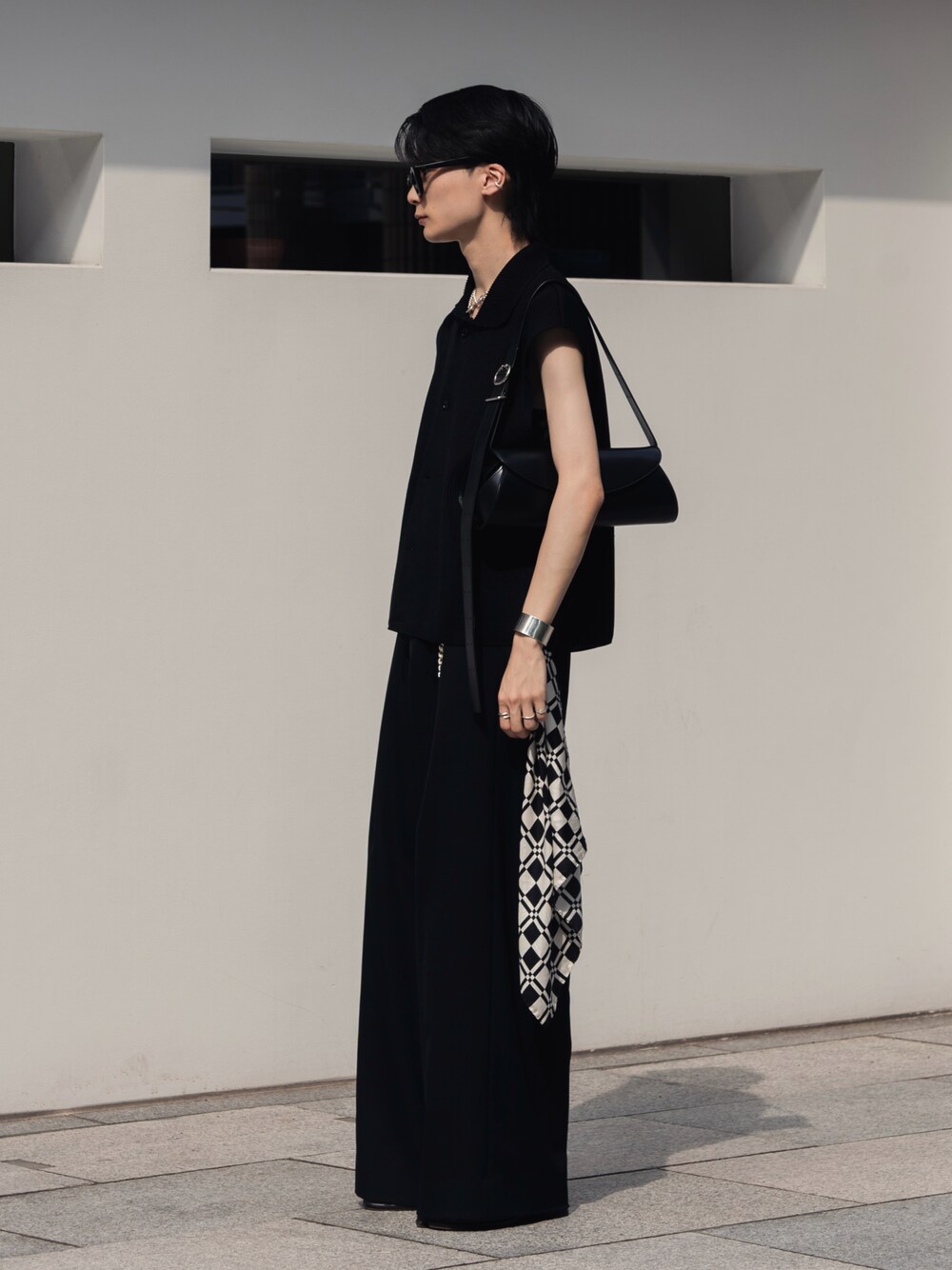 「アツいコーデ全部見せ、お出かけコーデ、秋服準備はじめました、休日スタイル、夏コーデ、ootd、ワイドパンツ、オールブラック、シンプル、いいね、save、フォローお願いします🤑、大人カジュアル、ハンドバッグ、メガネ男子、シルバーアクセサリー、キレイめ」｜「08sircusのアイテム（ベスト、ブラック系）」を使った、きゅうさん（メンズ・172cm）の夏コーディネートの1枚目の写真