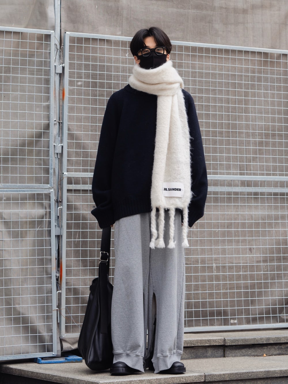 「ホワイトコーデ、クリスマスに着たい服、お出かけコーデ、マフラー、ニット、スウェットパンツ、スウェット、ブーツ、ショルダーバッグ、キレイめ、レイヤードスタイル、メガネ男子、モノトーン、秋冬コーデ、冬コーデ」｜「JIL SANDERのPLAIN SCARF + LABEL "JILSANDER+"（マフラー、ホワイト系）」を使った、きゅうさん（メンズ・172cm）の冬コーディネートの1枚目の写真