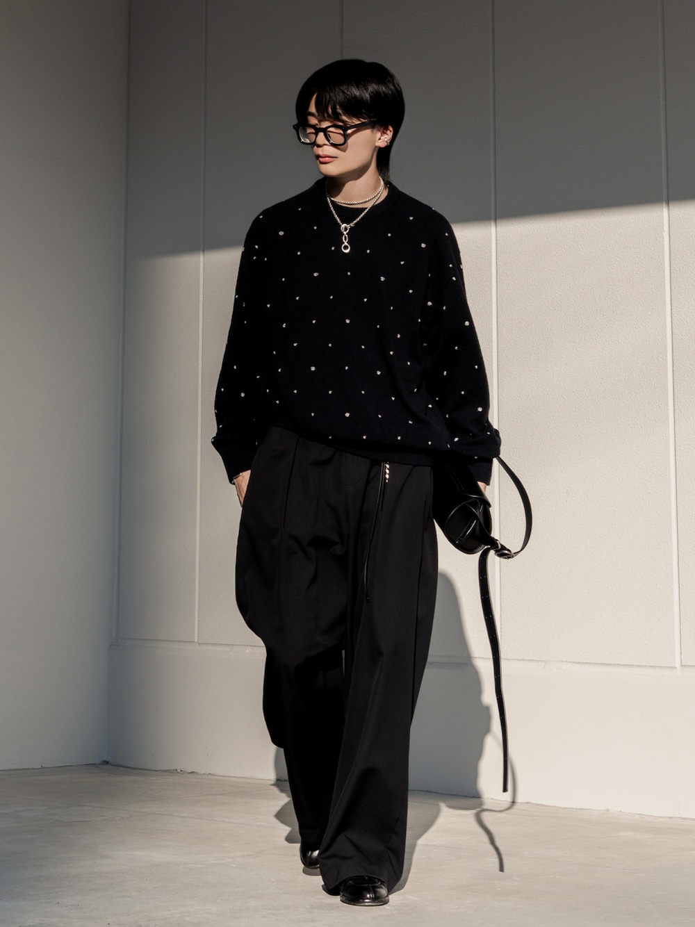 「秋っぽコーデ更新中、レイヤードスタイル、ドット、ワイドパンツ、モード、オールブラック、シンプルスタイル、メンズファッション、秋服コーデ、モノトーンコーデ、大人カジュアル、休日コーデ、キレイめ、秋服準備はじめました、きれいめカジュアル」｜「steinのアイテム（ニット/セーター、ブラック系）」を使った、きゅうさん（メンズ・172cm）の秋コーディネートの1枚目の写真