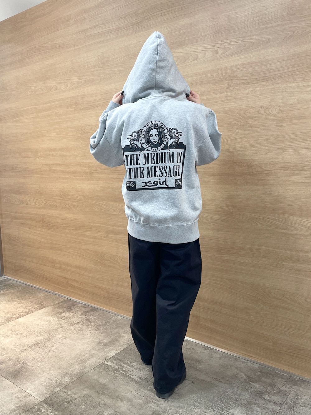 「x-girl、xgirl、エックスガール、Xgirl_ootd、トレンドファッション、レディースファッション、ストリートファッション、骨格ウェーブ、春コーデ、スプリング、新作アイテム、着回しコーデ、ストリートコーデ、メンズライクコーデ、ダンススタイル」｜「X-girlのVINTAGE LABEL FACE LOGO ZIP UP SWEAT HOODIE（パーカー、グレー系）」を使った、RUIさん（レディース・160cm）の冬コーディネートの1枚目の写真