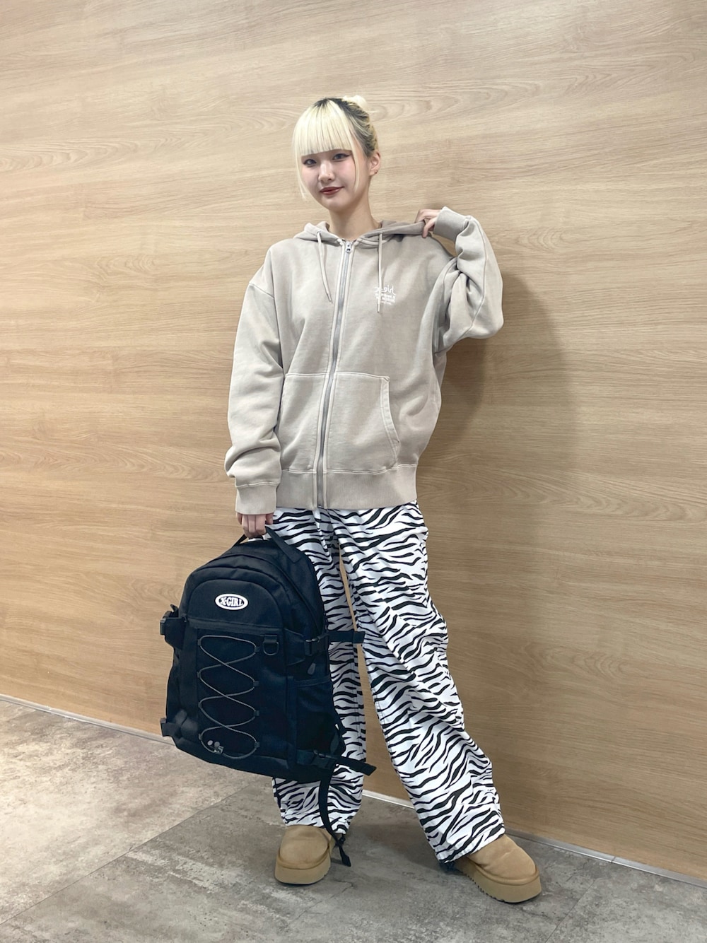 「x-girl、xgirl、エックスガール、Xgirl_ootd、ootd、骨格ウェーブ、トレンドファッション、レディースファッション、ストリートコーデ、通学コーデ、お仕事コーデ、春先取り、春コーデ、ゆったりシルエット、柄パンツ」｜「X-girlのMESSAGE AND FACE FADED ZIP UP SWEAT HOODIE（パーカー、ベージュ系）」を使った、RUIさん（レディース・160cm）の冬コーディネートの1枚目の写真