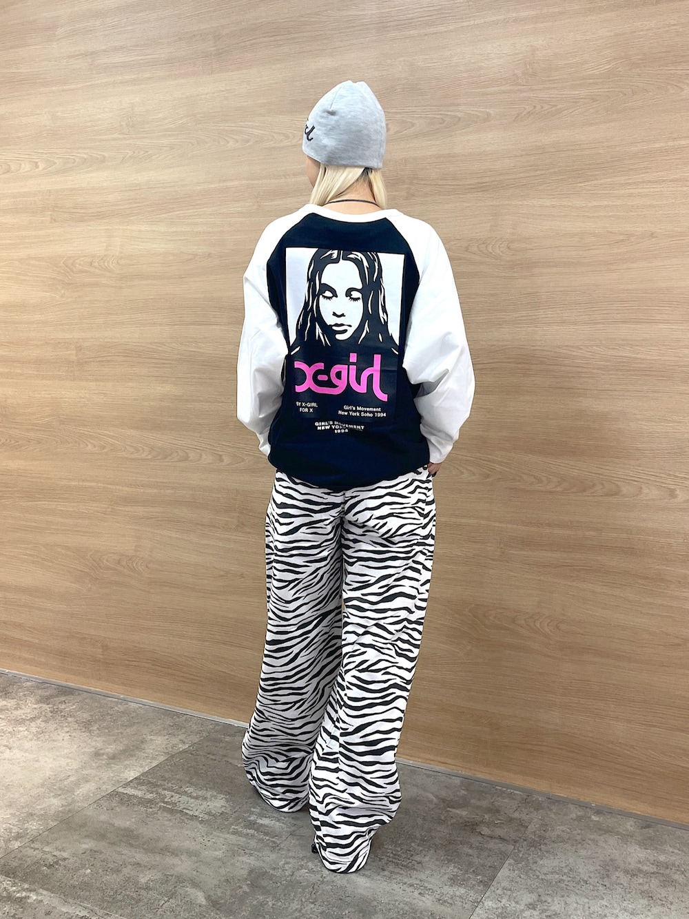 「x-girl、x-girl_ootd、ストリートファッション、メンズライク、秋コーデ、トレンドファッション、2024秋新作、カラーコーデ、ビックT、パンツスタイル、ビーニーコーデ、ゼブラ柄、ビッグシルエット」｜「X-girlのREVERSIBLE BEANIE（ニットキャップ/ビーニー、グレー系）」を使った、RUIさん（レディース・160cm）の秋コーディネートの1枚目の写真