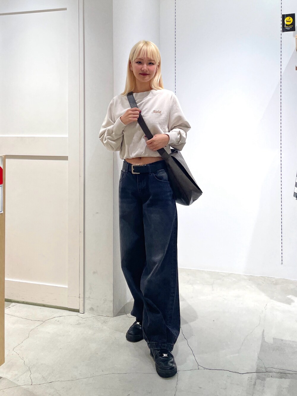 「x-girl、x-girl_ootd、エックスガール、ootd、秋コーデ、秋ファッション、シティーガール、カジュアルファッション、スウェットトップス、デニムパンツ、デニムコーデ、スニーカーコーデ、ストリートファッション」｜「X-girlのLOW RISE HEM TUCK DENIM PANTS（デニムパンツ、ブラック系）」を使った、RUIさん（レディース・160cm）の秋コーディネートの1枚目の写真