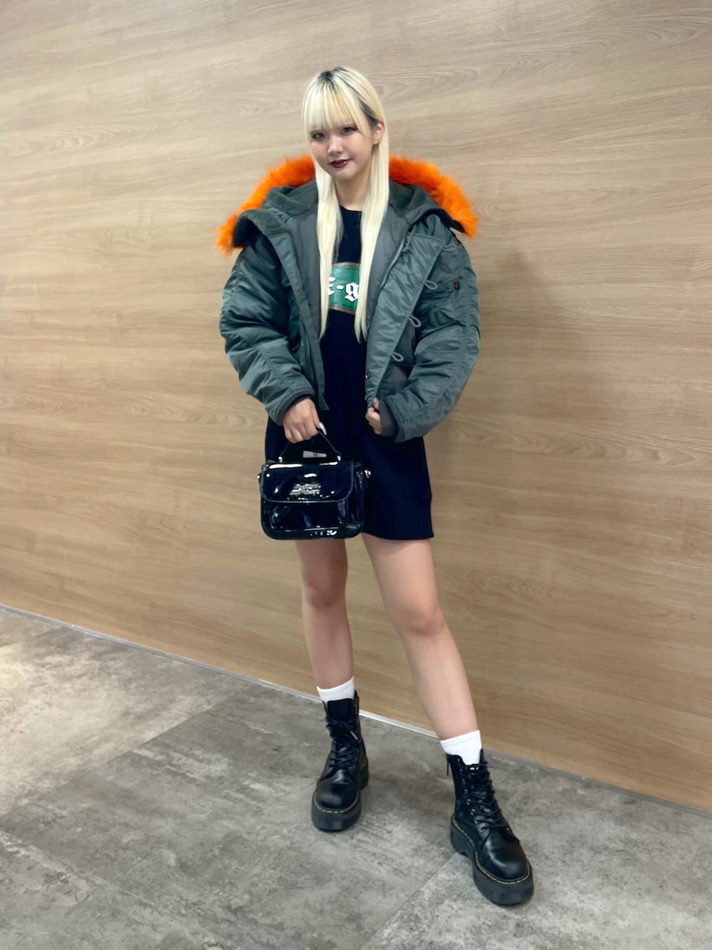 「x-girl、Xgirl_ootd、エックスガール、ootd、コラボアイテム、レディライク、2024冬の新作、足だしコーデ、ブーツスタイル、お出かけコーデ、冬コーデ、カラーコーデ、ジャケットスタイル、オーバーサイズ、トレンドファッション」｜「Alpha IndustriesのX-girl x ALPHA N-2B JACKET（ミリタリージャケット、グリーン系）」を使った、RUIさん（レディース・160cm）の秋コーディネートの1枚目の写真