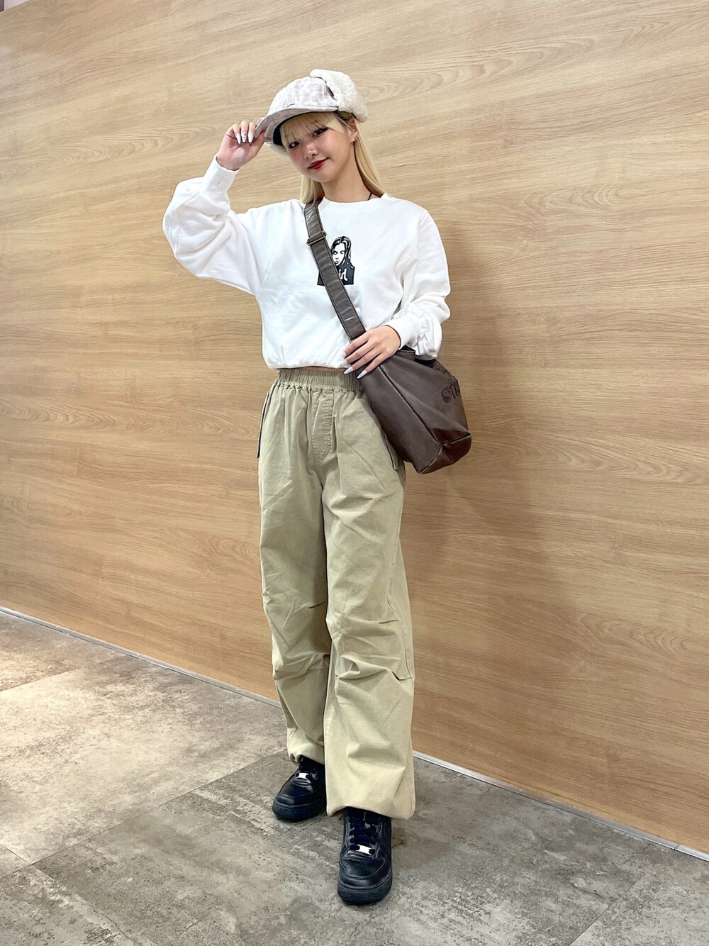 「x-girl、Xgirl_ootd、エックスガール、秋コーデ、2024秋新作、2024冬の新作、トレンドファッション、着回しコーデ、お出かけコーデ、ストリートコーデ、white、beige、スウェットコーデ、パンツスタイル、フライトキャップ」｜「X-girlのDOG EAR BOA CAP（キャップ、ベージュ系）」を使った、RUIさん（レディース・160cm）の秋コーディネートの1枚目の写真