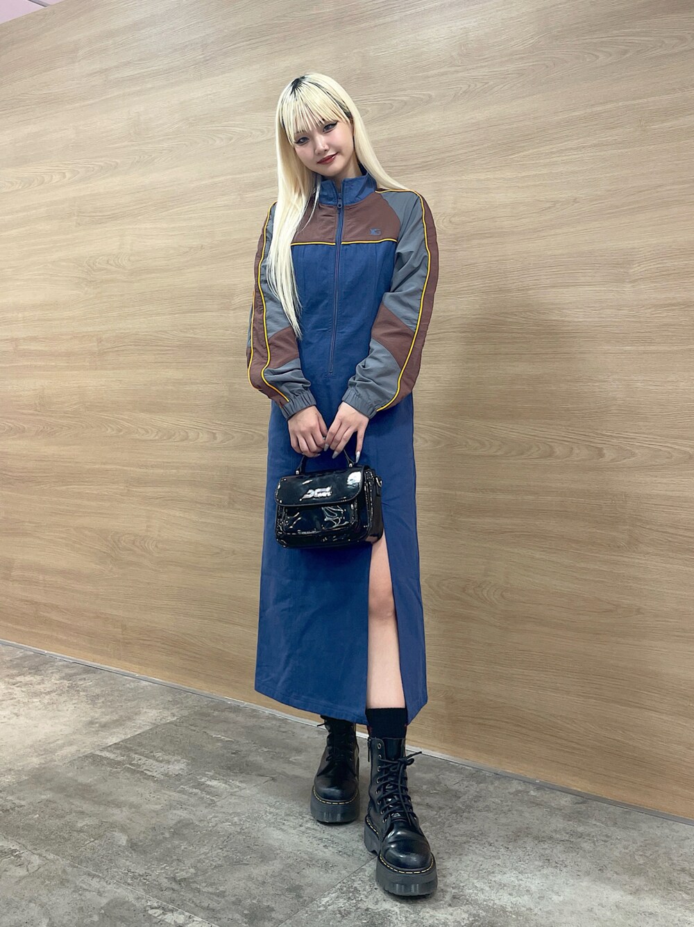 「x-girl、x-girl_ootd、エックスガール、ootd、トレンドファッション、2024秋新作、お出かけコーデ、カラーコーデ、ネイビー、1枚でおしゃれなワンピース、レディースファッション、レディライク、ブーツスタイル」｜「X-girlのPANELED TRACK DRESS（ワンピース、ブルー系）」を使った、RUIさん（レディース・160cm）の秋コーディネートの1枚目の写真