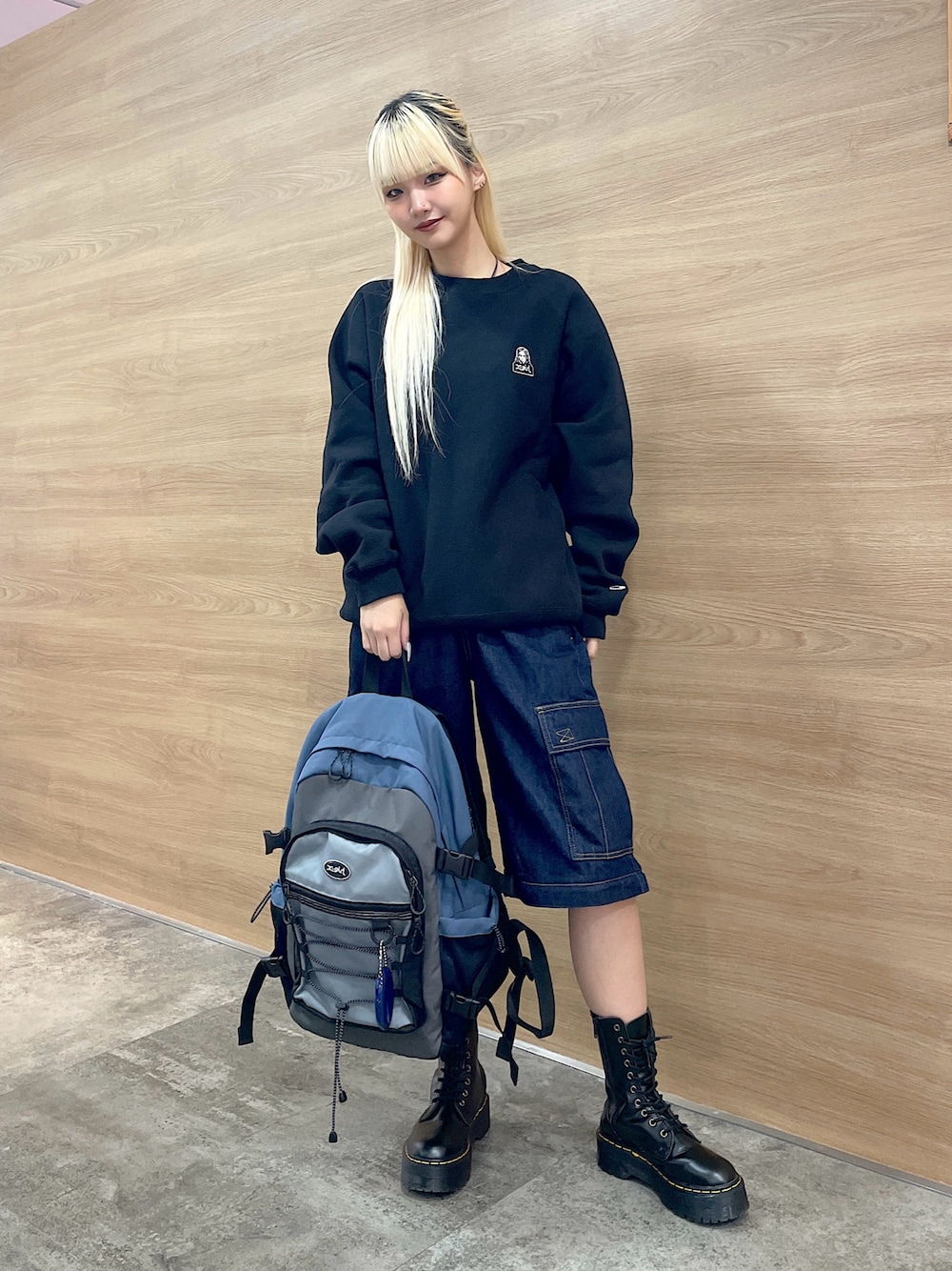 「x-girl、Xgirl_ootd、エックスガール、秋コーデ、2024秋新作、2024冬の新作、通学スタイル、パンツスタイル、2wayパンツ、championコラボ、トレンドファッション、2024トレンド、ブーツスタイル」｜「X-girlのX-girl x Champion REVERSE WEAVE R RAGLAN SWEAT TOP（スウェット、ブラック系）」を使った、RUIさん（レディース・160cm）の秋コーディネートの1枚目の写真