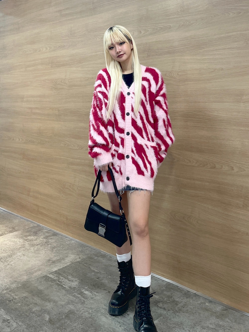 「x-girl、x-girl_ootd、ootd、秋コーデ、冬コーデ、トレンドファッション、2024冬の新作、ニットカーディガン、pink、足だしコーデ、レディライク、ブーツスタイル、お出かけコーデ、カラーコーデ、ゼブラ柄ニット」｜「X-girlのZEBRA KNIT CARDIGAN（カーディガン/ボレロ、ピンク系）」を使った、RUIさん（レディース・160cm）の秋コーディネートの1枚目の写真