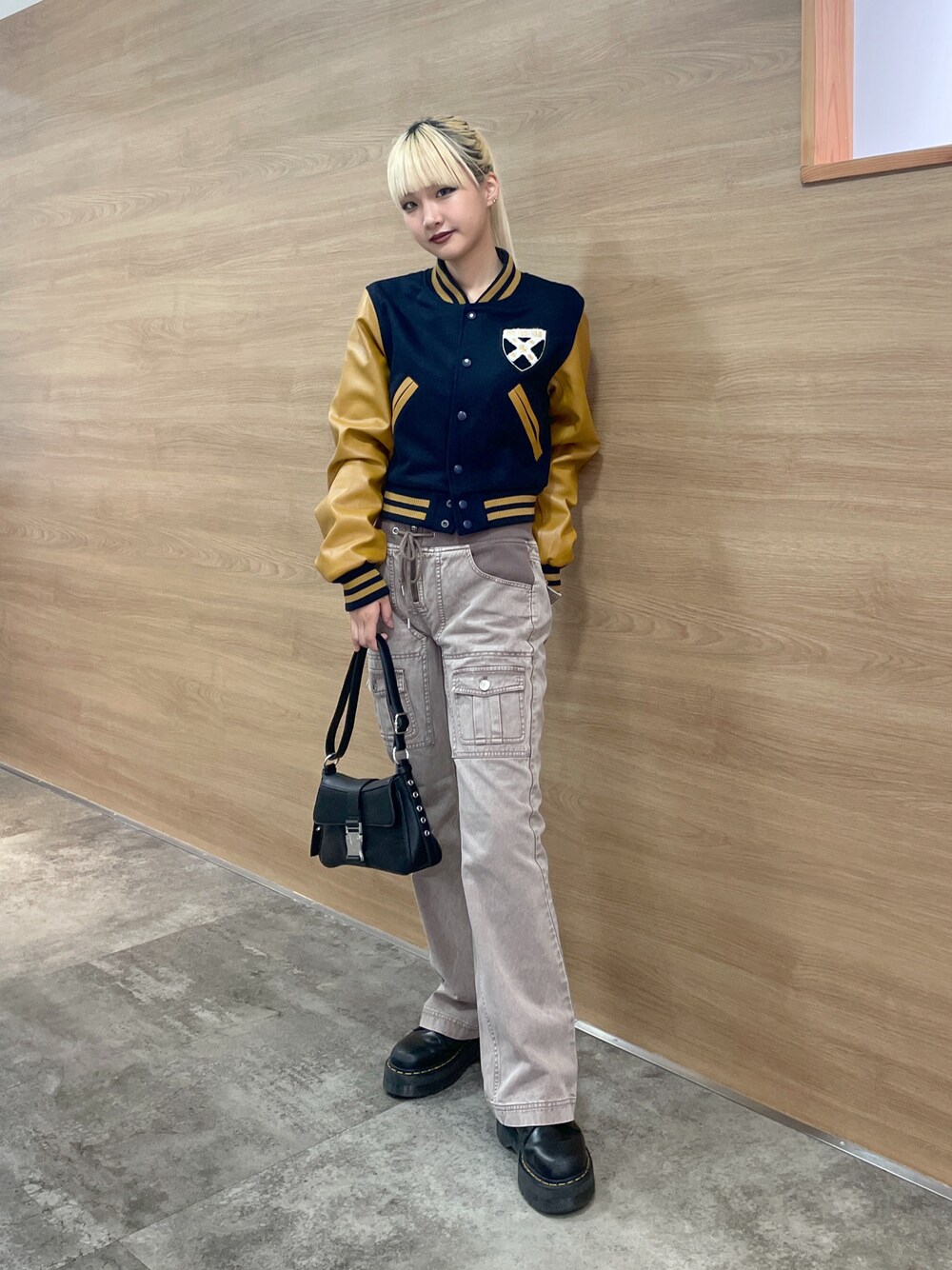 「x-girl、x-girl_ootd、エックスガール、秋ファッション、秋コーデ、ストリートファッション、ストリートスタイル、ヴィンテージコーデ、スポーティーMIX、レディライク、スタジャンコーデ、フレアパンツ、パンツスタイル、パンツコーデ、カラーコーデ」｜「X-girlのBABY STADIUM JACKET（スタジャン、ブルー系）」を使った、RUIさん（レディース・160cm）の秋コーディネートの1枚目の写真