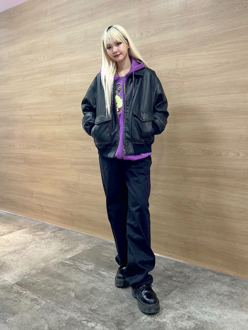 「x-girl、x-girl_ootd、エックスガール、冬コーデ、2024冬の新作、ジップパーカ、レザージャケット、イージーパンツ、black、Purple、ストリートコーデ、トレンドファッション、ブラックコーデ、お出かけコーデ」｜「X-girlのBUTTERFLY ZIP UP HOODIE（パーカー、パープル系）」を使った、RUIさん（レディース・160cm）の秋コーディネートの1枚目の写真
