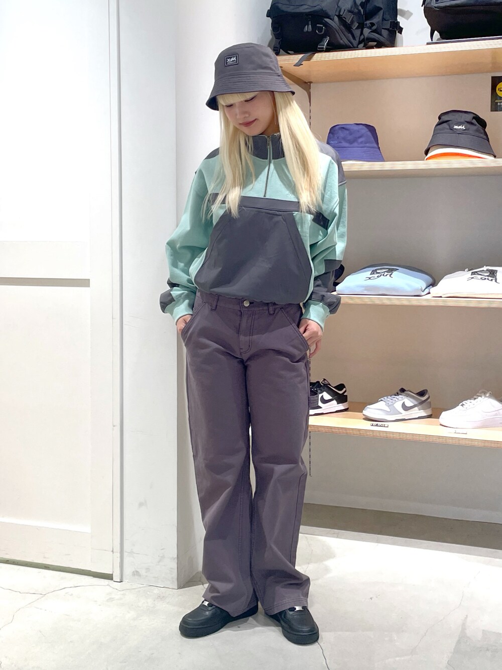 「x-girl、エックスガール、ootd、コーディネート、春カラー、カラーコーデ、ストリートコーデ、スウェットコーデ、パンツコーデ、グリーン」｜「X-girlのREVERSIBLE BUCKET HAT（ハット、ブラック系）」を使った、RUIさん（レディース・160cm）の冬コーディネートの1枚目の写真