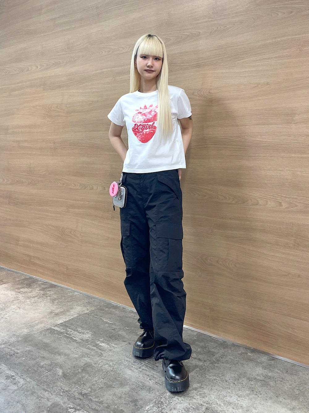 「x-girl、x-girl_ootd、エックスガール、ootd、コーデ、ストリートファッション、レディースファッション、パンツコーデ、夏コーデ、ストロベリー柄、チビT、ナイロンパンツ」｜「X-girlのSTRAWBERRY S/S BABY TEE（Tシャツ/カットソー、ホワイト系）」を使った、RUIさん（レディース・160cm）の夏コーディネートの1枚目の写真