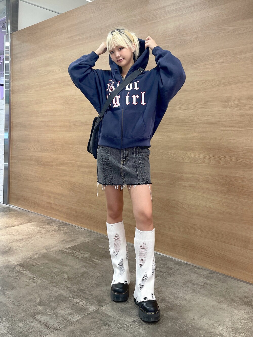 「x-girl、x-girl_ootd、ootd、y2k、Y2Kファッション、トレンドファッション、レディライク、2024秋新作、championコラボ、ジップパーカ、デニムスカート、スカートスタイル、お出かけコーデ」｜「X-girlのX-girl x Champion REVERSE WEAVE R LOGO ZIP UP HOODIE（パーカー、ブルー系）」を使った、RUIさん（レディース・160cm）の秋コーディネートの1枚目の写真