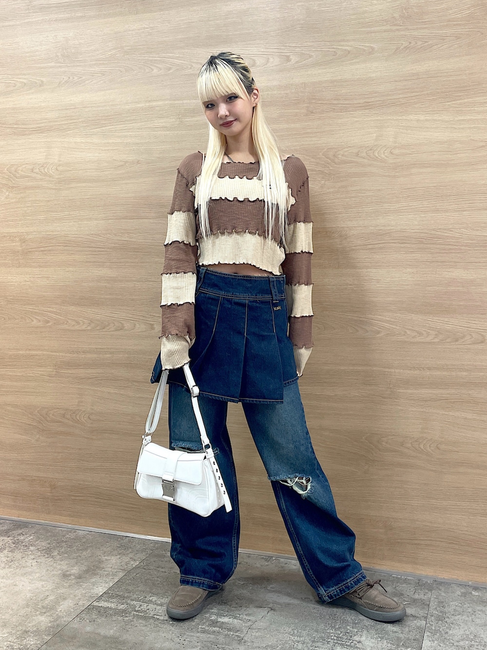 「x-girl、Xgirl_ootd、エックスガール、秋コーデ、冬コーデ、2024秋新作、2024冬の新作、トレンドファッション、レイヤードコーデ、デニムスタイル、デニムスカート、デニムパンツ、カットソー、クロップド丈、レディライク」｜「X-girlのSTRIPED CROPPED TOP（Tシャツ/カットソー、ブラウン系）」を使った、RUIさん（レディース・160cm）の秋コーディネートの1枚目の写真