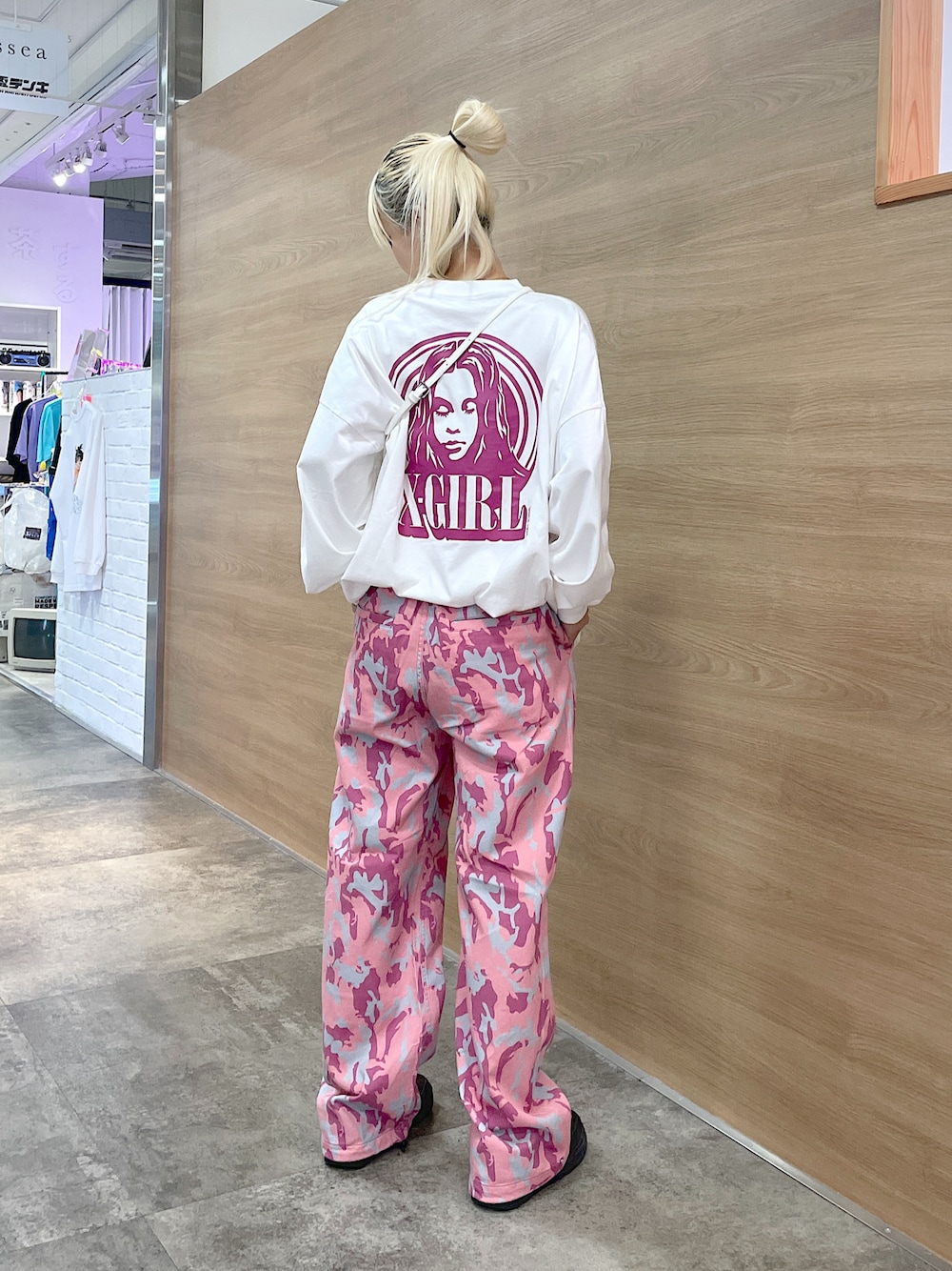 「x-girl、x-girl_ootd、トレンドファッション、ピンクコーデ、映えコーデ、ゆるコーデ、ストリートファッション、レディースファッション、カラーファッション、パンツスタイル、映えトップス、ビックT、秋服」｜「X-girlのアイテム（トップス、ホワイト系）」を使った、RUIさん（レディース・160cm）の秋コーディネートの1枚目の写真