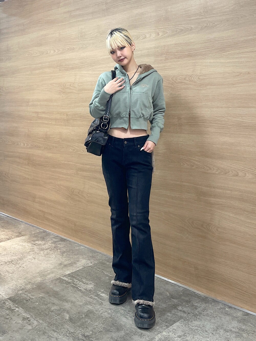 「x-girl、x-girl_ootd、エックスガール、ootd、2024秋新作、秋コーデ、トレンドファッション、カジュアルスタイル、レディライク、お出かけコーデ、クロップド丈、ボアパンツ、ボアパーカー、カラーコーデ、オリーブ色」｜「X-girlのLINING BOA COMPACT ZIP UP HOODIE（パーカー、グリーン系）」を使った、RUIさん（レディース・160cm）の秋コーディネートの1枚目の写真