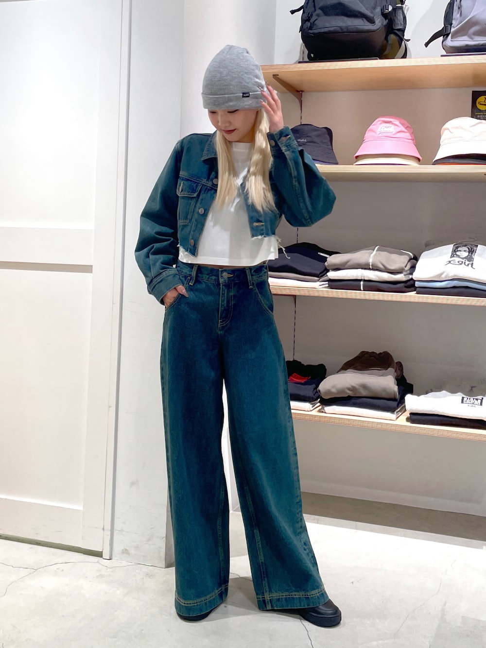 「x-girl、エックスガール、ootd、春ファッション、春服コーデ、デニムジャケット、デニムパンツ、デニムコーデ、デニムセットアップ、ヴィンテージデニム、ストリート、古着風コーデ、ビーニー帽、ニット帽、y2kコーデ」｜「X-girlの3WAY KNIT CAP（ニットキャップ/ビーニー、グレー系）」を使った、RUIさん（レディース・160cm）の冬コーディネートの1枚目の写真