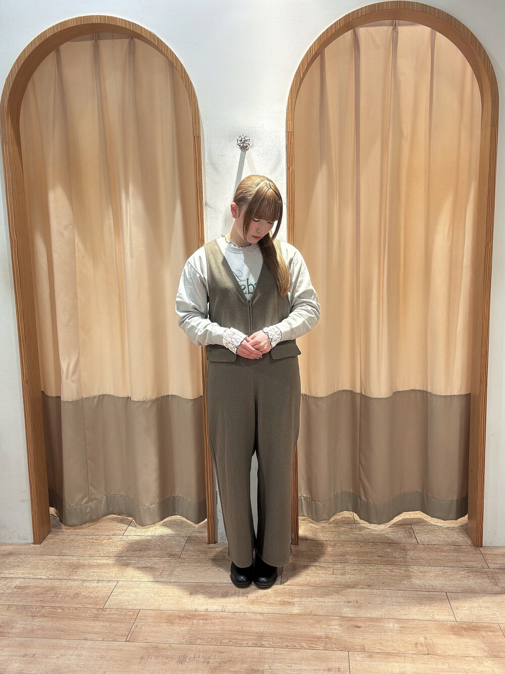 「冬コーデ、春コーデ、冬春コーデ、グレー、カーキ」｜「Samansa Mos2 blueの【ふっくらクッション】インヒールサイドゴアブーツ（ブーツ、ブラック系）」を使った、noharaさん（レディース・156cm）の冬コーディネートの1枚目の写真