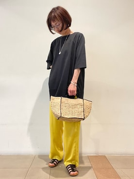 「サテンパンツ」｜「アイテム（ゴールド系）」を使った、kitaさん（レディース・156cm）の夏コーディネート