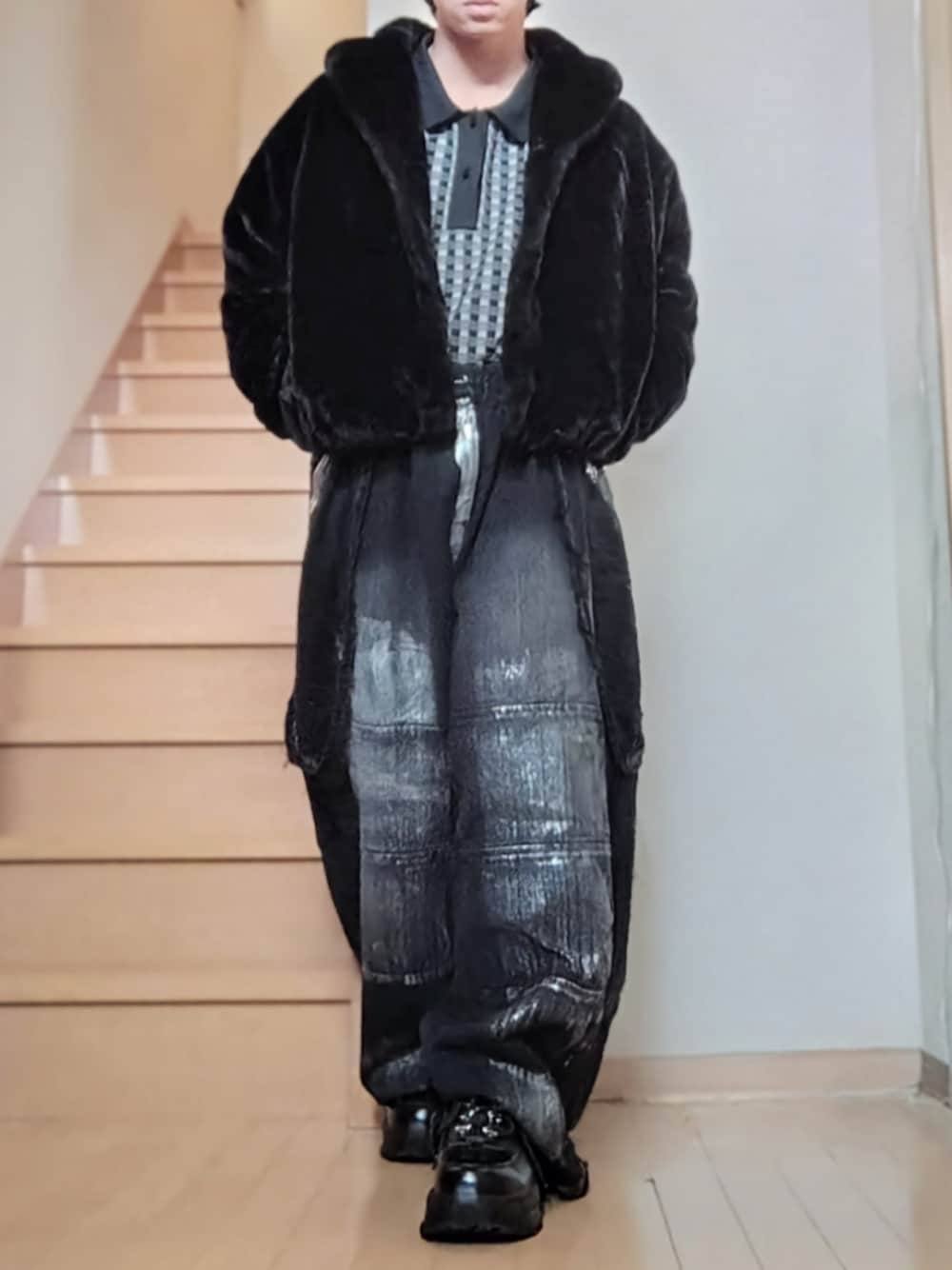 ブラック系のその他アウター、ブラック系のポロシャツ、ブラック系のデニムパンツを着用したメンズの秋コーディネートの1枚目の写真