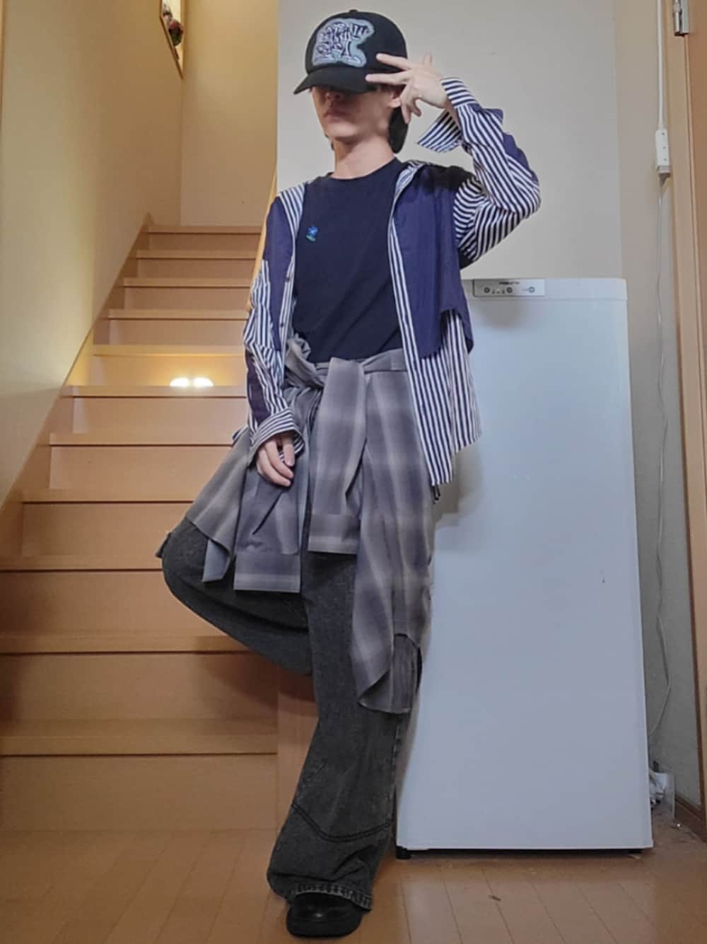 ブルー系のシャツ/ブラウス、ブルー系のTシャツ/カットソー、ブラウン系のシャツ/ブラウスを着用したメンズの春コーディネートの1枚目の写真