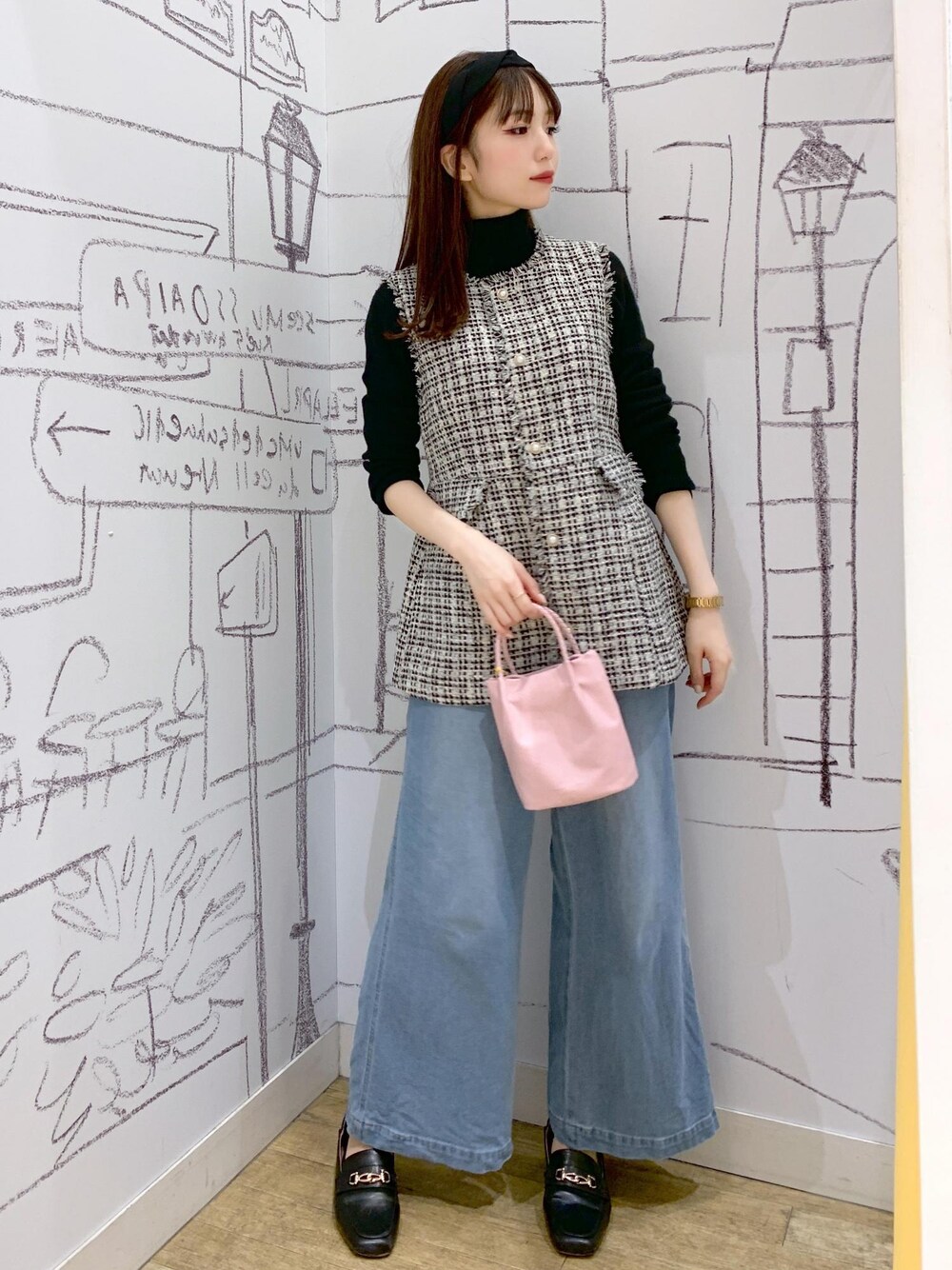 「ベスト、ジレ、革命デニム、ツイード、ROPEPICNIC、ROPE PICNIC、ロペピクニック、ジーンズ、お仕事、オフィスカジュアル、旅行」｜「ROPE' PICNICのアンチピリング/リブタートルニットプルオーバー（ニット/セーター、ブラック系）」を使った、a_chanさん（レディース・164cm）の冬コーディネートの1枚目の写真