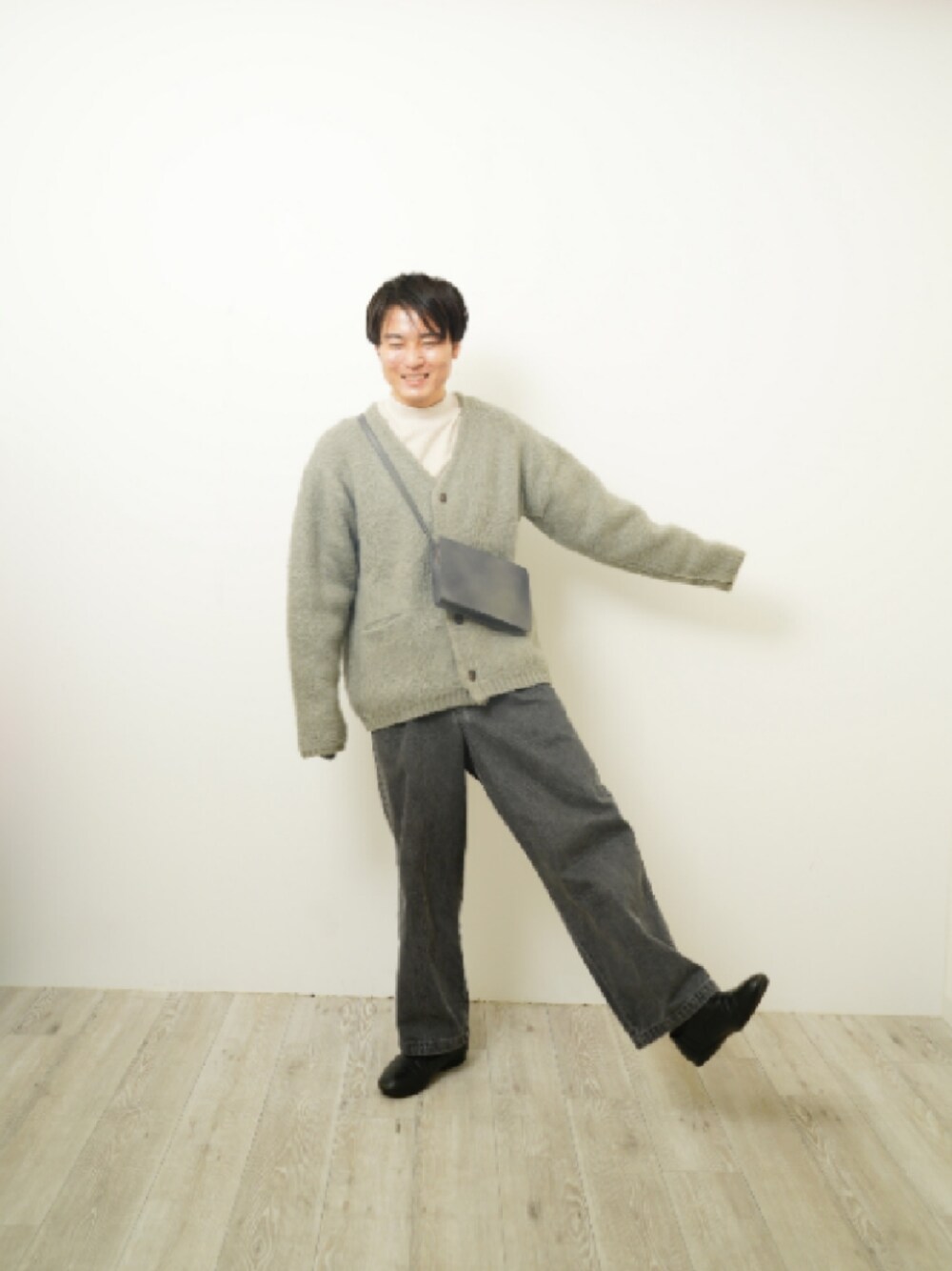 「グレーコーデ、デニムパンツ、散歩、カーディガン、ショルダーバッグ、革靴、中性ファッション、シンプルコーデ、秋冬コーデ、メンズコーデ、きれいめカジュアル、低身長コーデ、おしゃれさんと繋がりたい」｜「Loose/ルースのアイテム（デニムパンツ、グレー系）」を使った、design_meさん（メンズ・168cm）の冬コーディネートの1枚目の写真