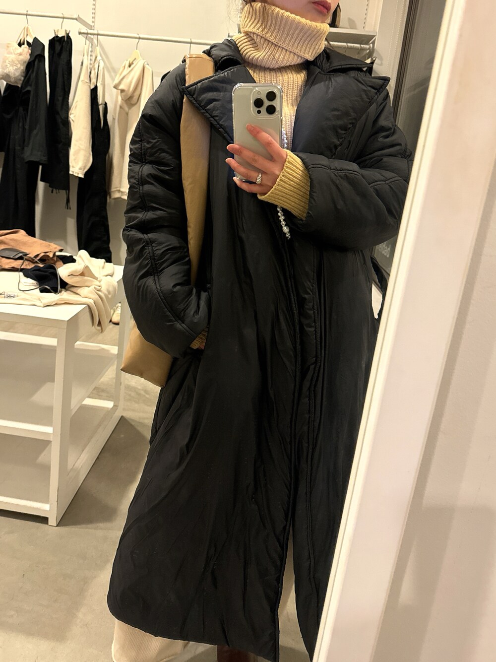 「import、yellow、winter、ダウンジャケット、タートルネック、ニット」｜「et Tigreのアイテム（ダウンジャケット/コート、ブラック系）」を使った、bdmixoさん（レディース・151cm）の冬コーディネートの1枚目の写真