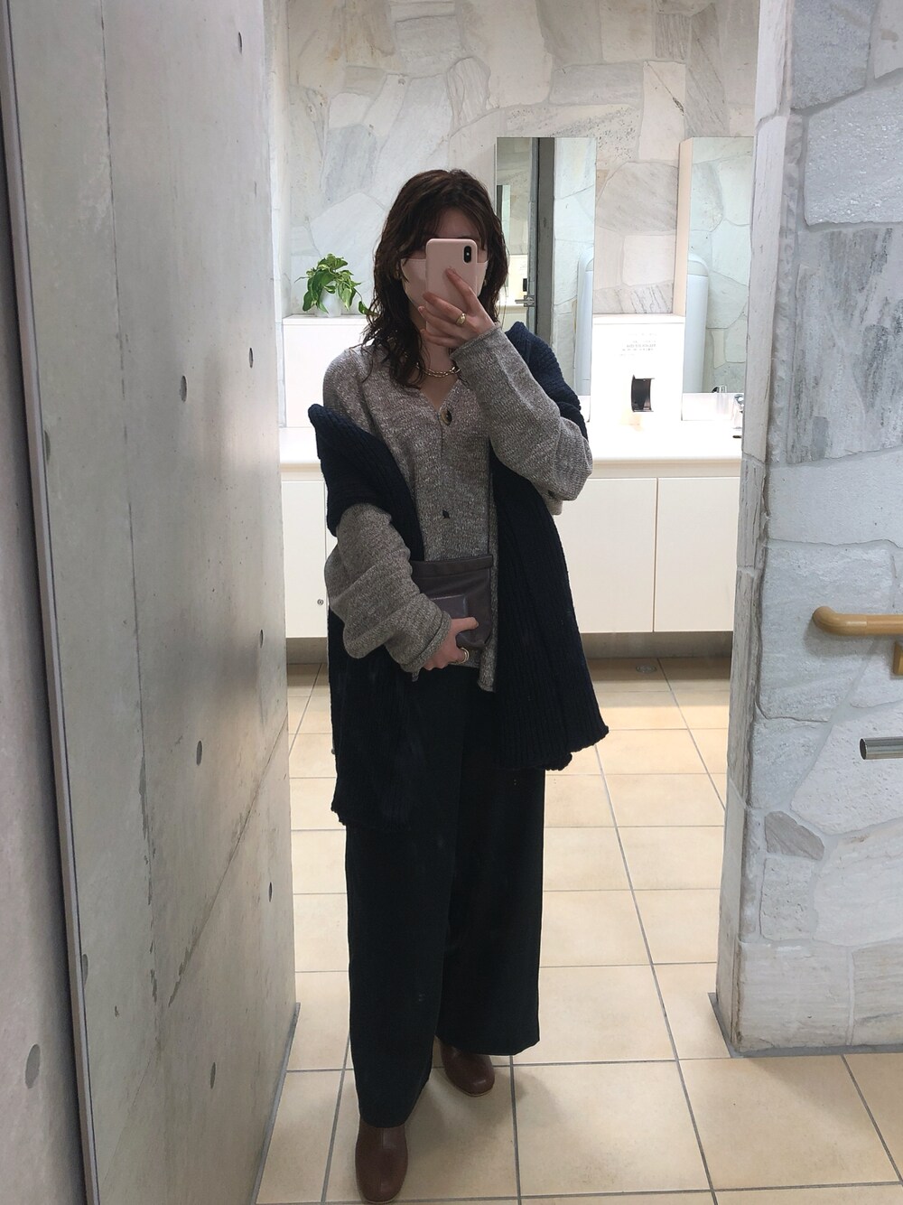 「ニットコーデ、マフラー、スカーフ、ブラック、低身長女子、大人女子、BASErange、import」｜「Shaina moteのアイテム（オールインワン・サロペット、ブラック系）」を使った、bdmixoさん（レディース・151cm）の冬コーディネートの1枚目の写真