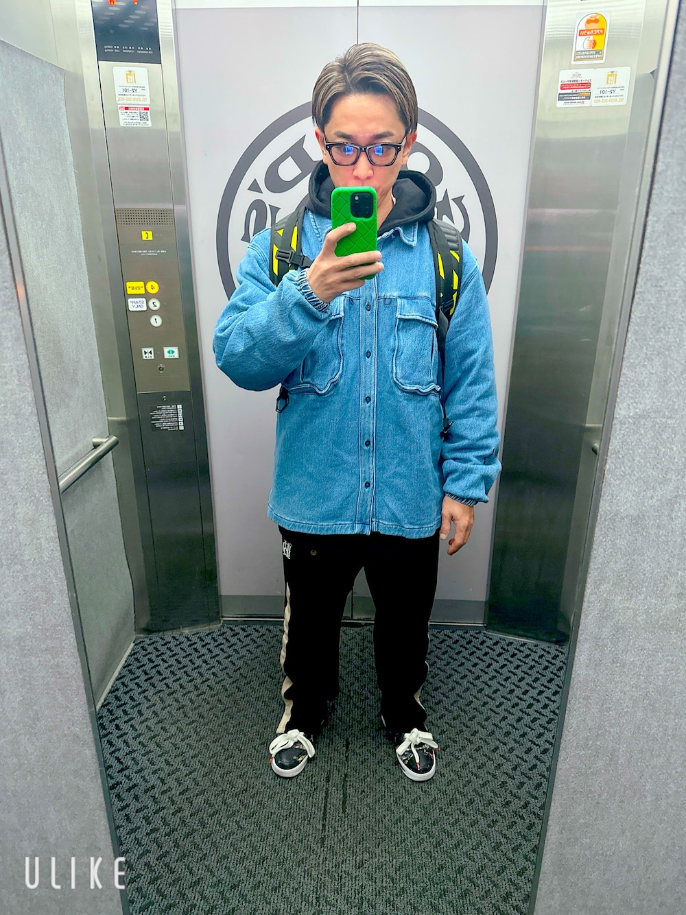 その他のスニーカー、ブラック系のその他パンツ、ブルー系のデニムジャケットを着用したメンズの冬コーディネートの1枚目の写真