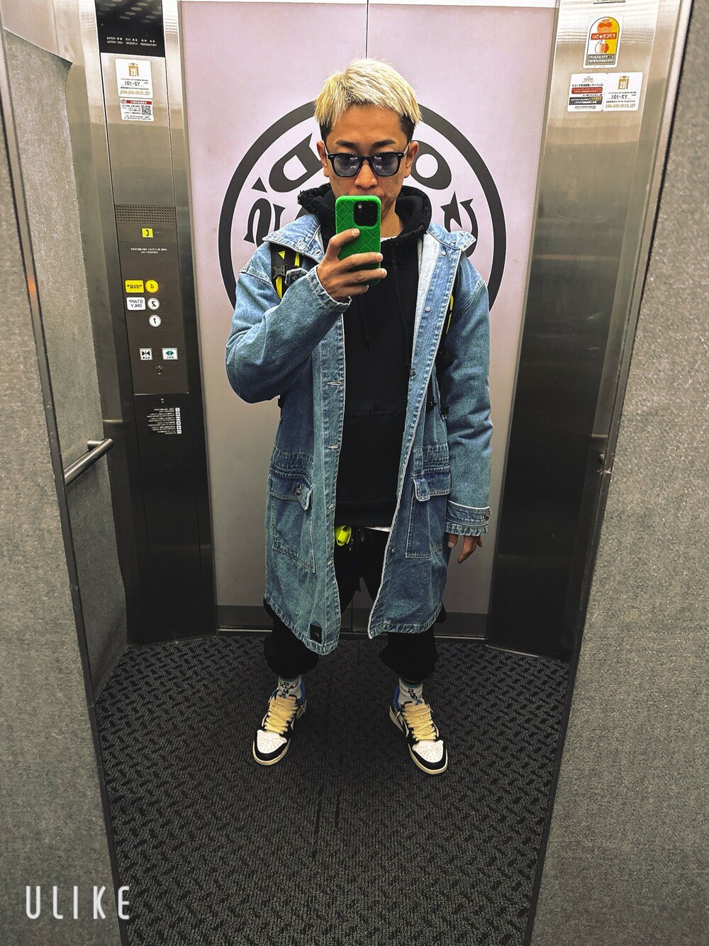 ブラック系のパーカー、ブラック系のスウェットパンツ、ブルー系のスニーカーを着用したメンズの冬コーディネートの1枚目の写真