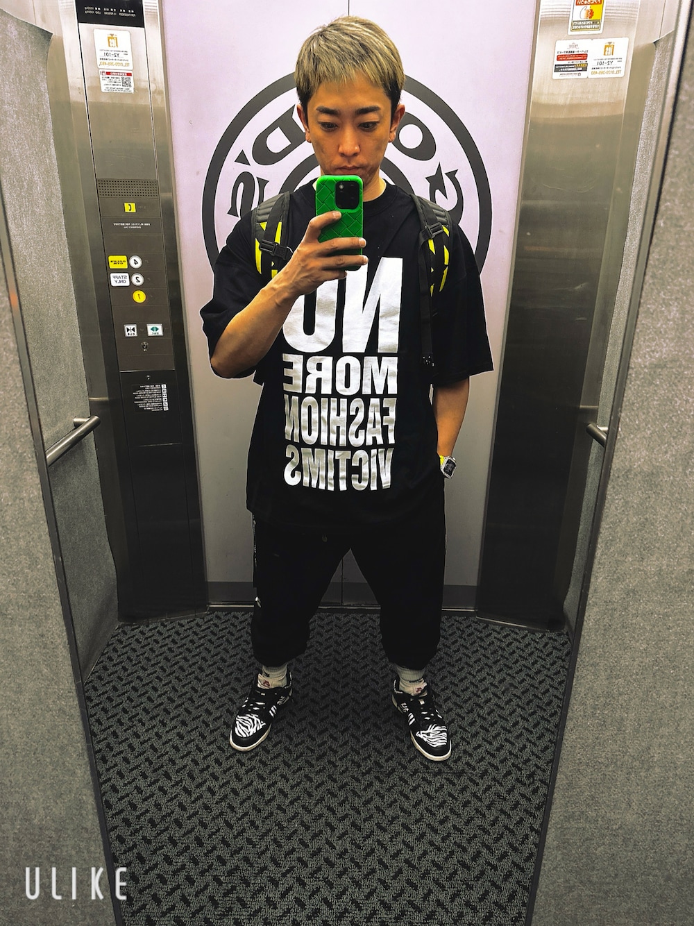 ブラック系のスニーカー、ブラック系のセットアップ、ブラック系のTシャツ/カットソーを着用したメンズの春コーディネートの1枚目の写真