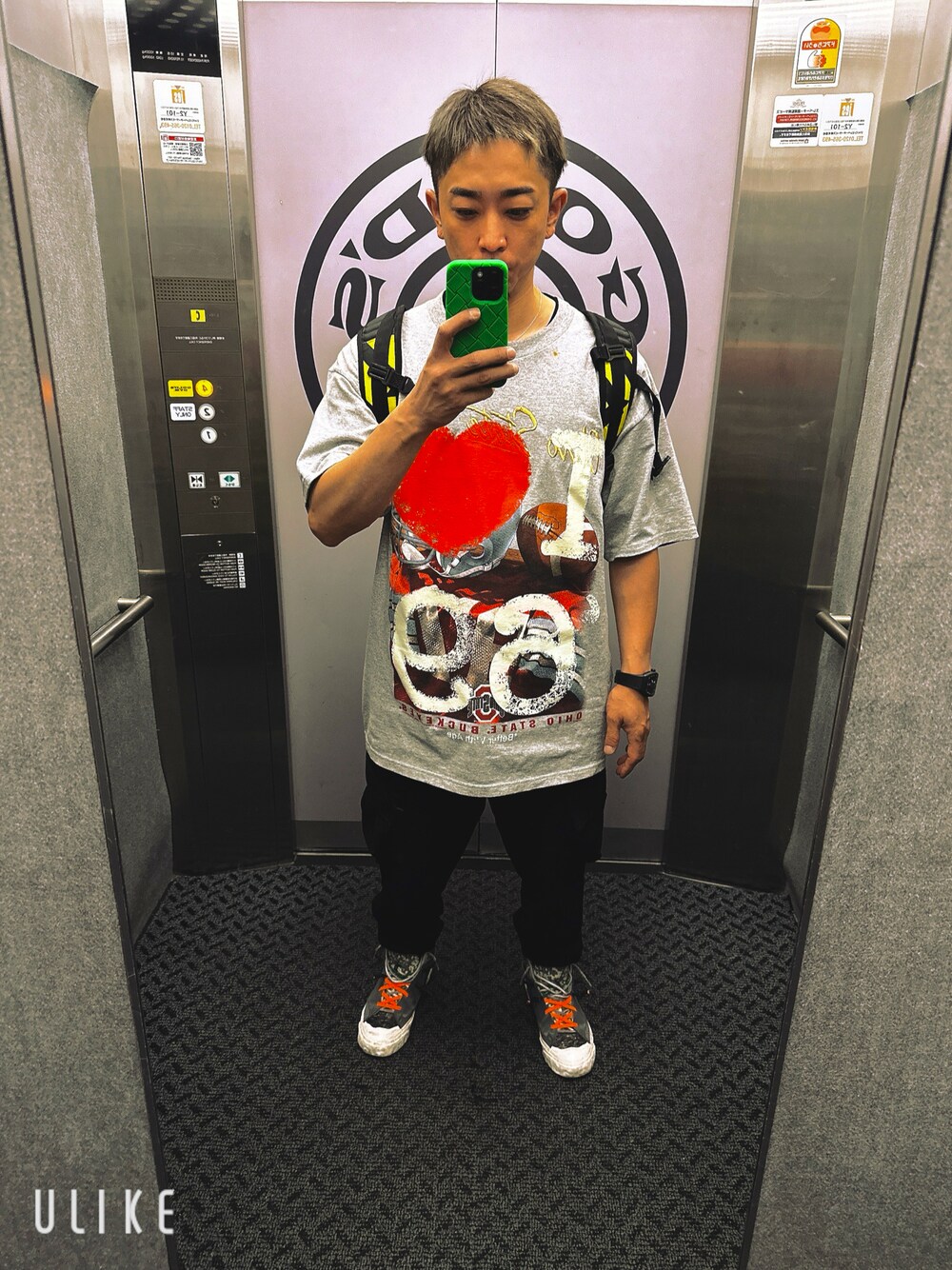 グレー系のスニーカー、ブラック系のスウェットパンツ、グレー系のTシャツ/カットソーを着用したメンズの春コーディネートの1枚目の写真