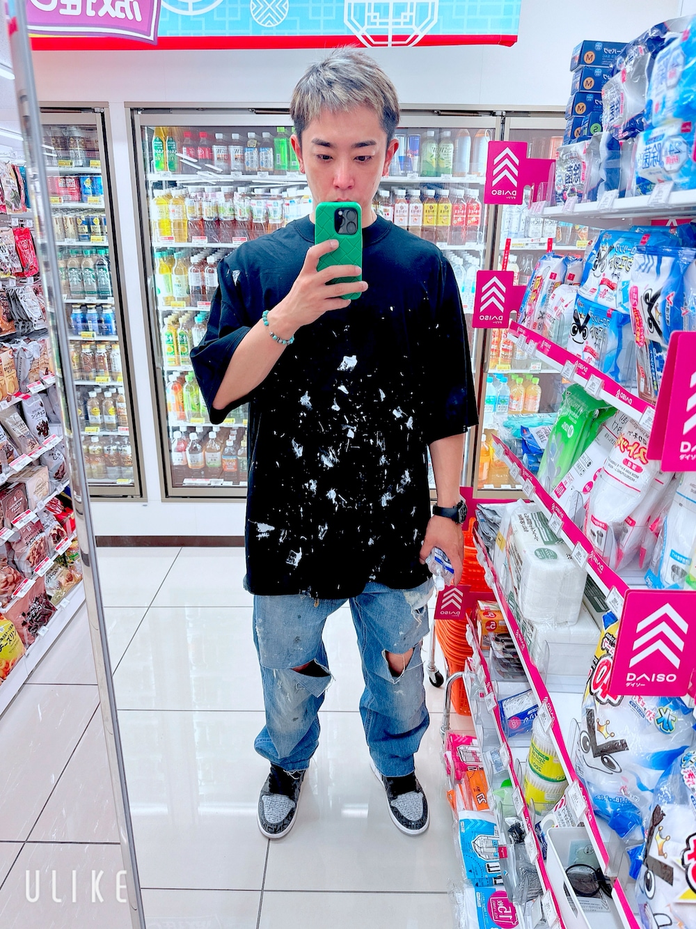 ブルー系のデニムパンツ、ブラック系のスニーカー、ブラック系のTシャツ/カットソーを着用したメンズの夏コーディネートの1枚目の写真