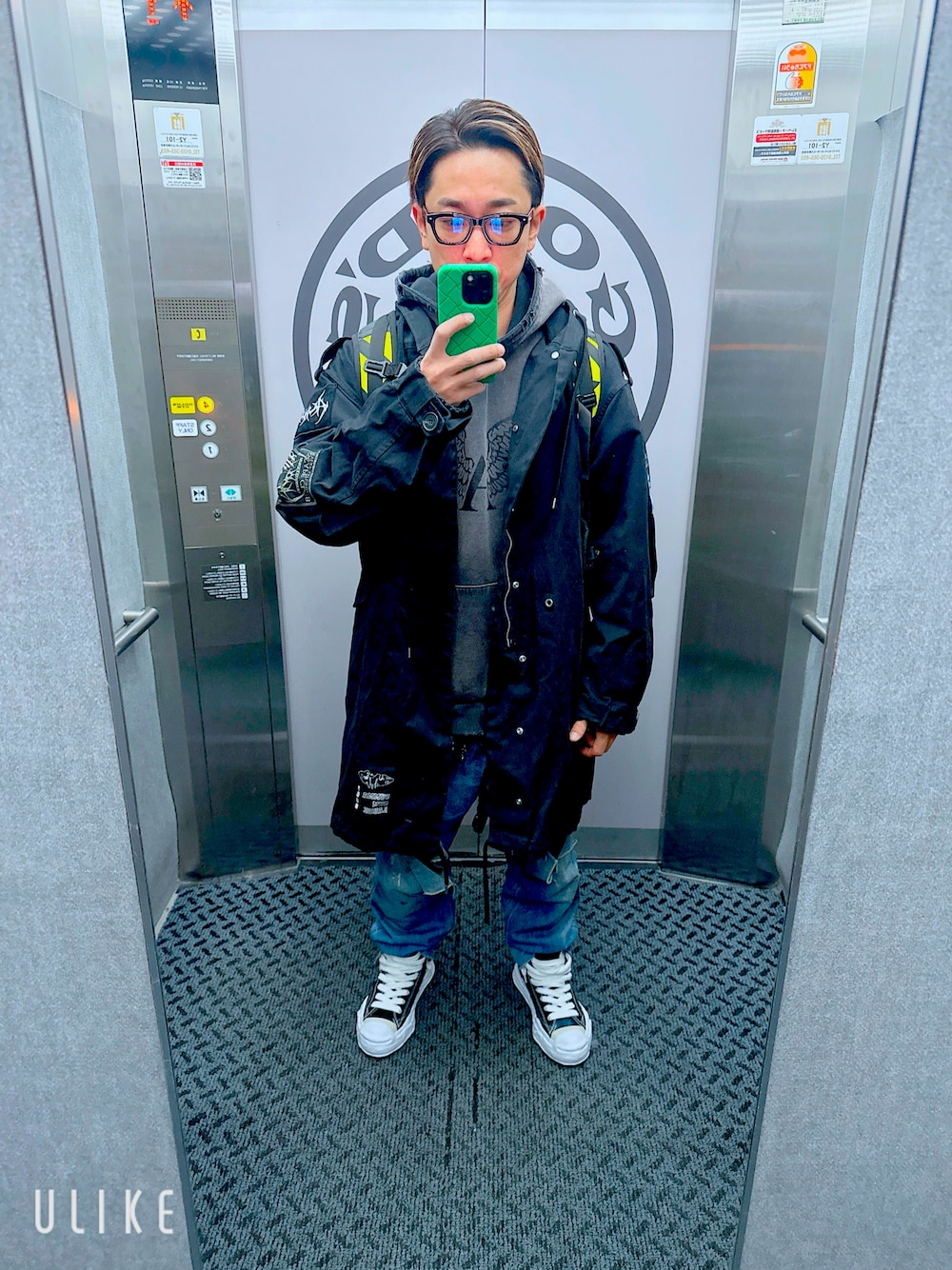 「BONNIE CLYDE、ボニークライド、アンブッシュ(AMBUSH)、AMBUSH、SAINT M××××××、セントマイケル、Maison MIHARA YASUHIRO、メゾンミハラヤスヒロ、ミハラヤスヒロ(MIHARAYASUHIRO)、ALEXANDER DIGENOVA (アレキサンダー ディジェノバ)、アレキサンダー ディジェノバ、スニーカー、スニーカーコーデ、ストーリート、ストリートコーデ」｜「Maison MIHARA YASUHIROのアイテム（スニーカー、ブラック系）」を使った、川井大輔さん（メンズ・172cm）の冬コーディネートの1枚目の写真