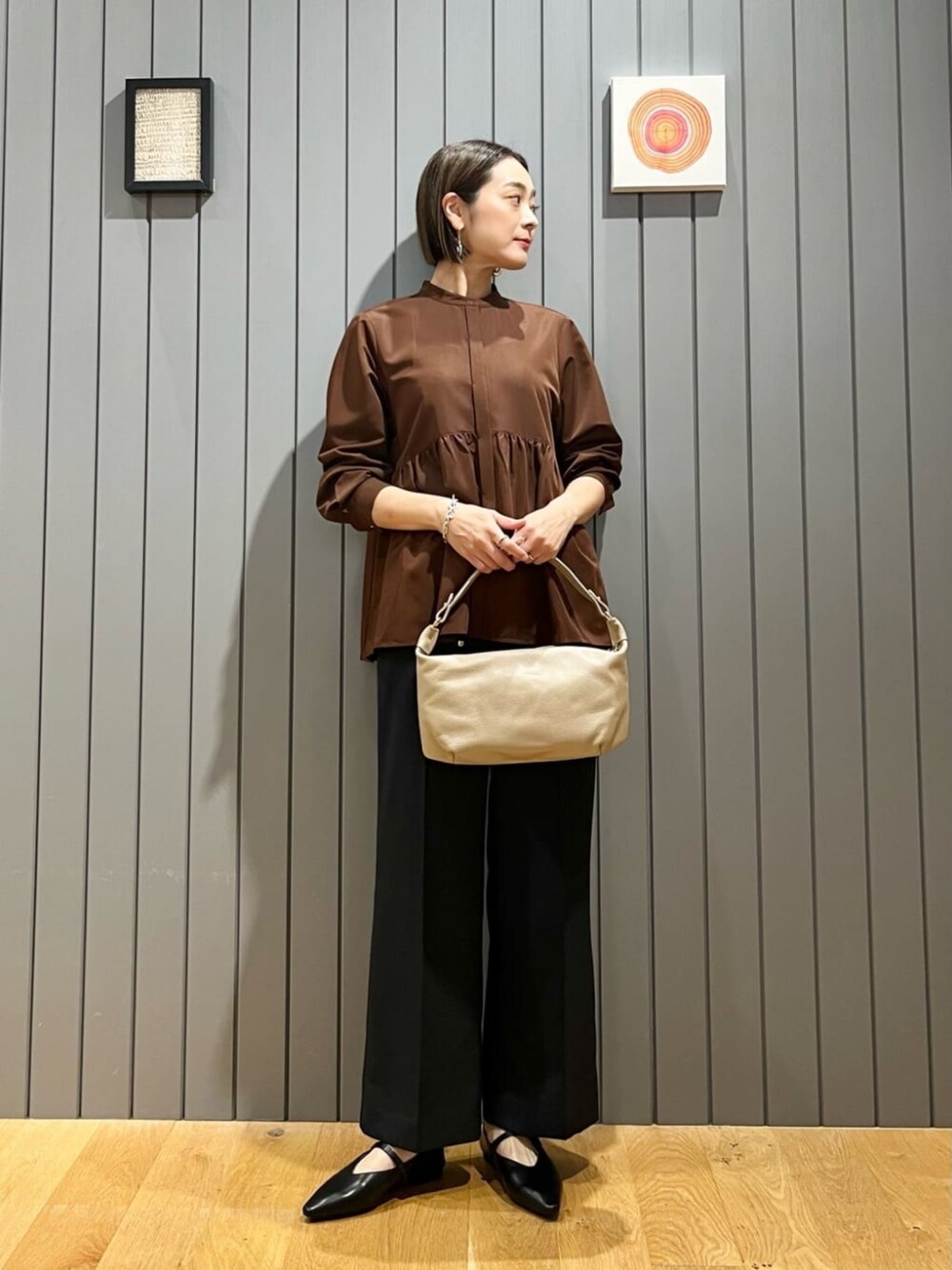 ブラック系のバレエシューズ、ブラウン系のシャツ/ブラウス、グレー系のその他パンツを着用したレディースの秋コーディネートの1枚目の写真