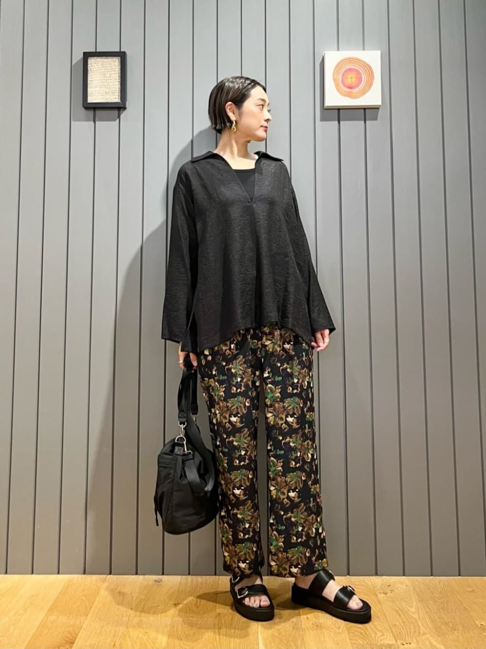 ブラック系のタンクトップ、ブラック系のサンダル、ブラック系のショルダーバッグを着用したレディースの夏コーディネートの1枚目の写真