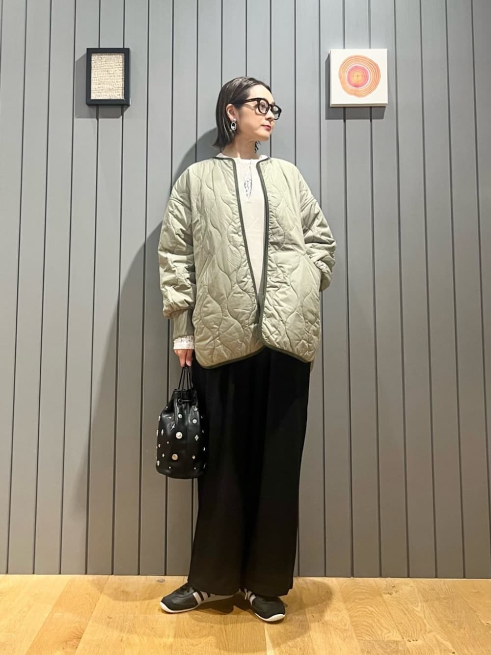 ベージュ系のTシャツ/カットソー、ホワイト系のTシャツ/カットソー、ブラック系のスラックスを着用したレディースの秋コーディネートの1枚目の写真