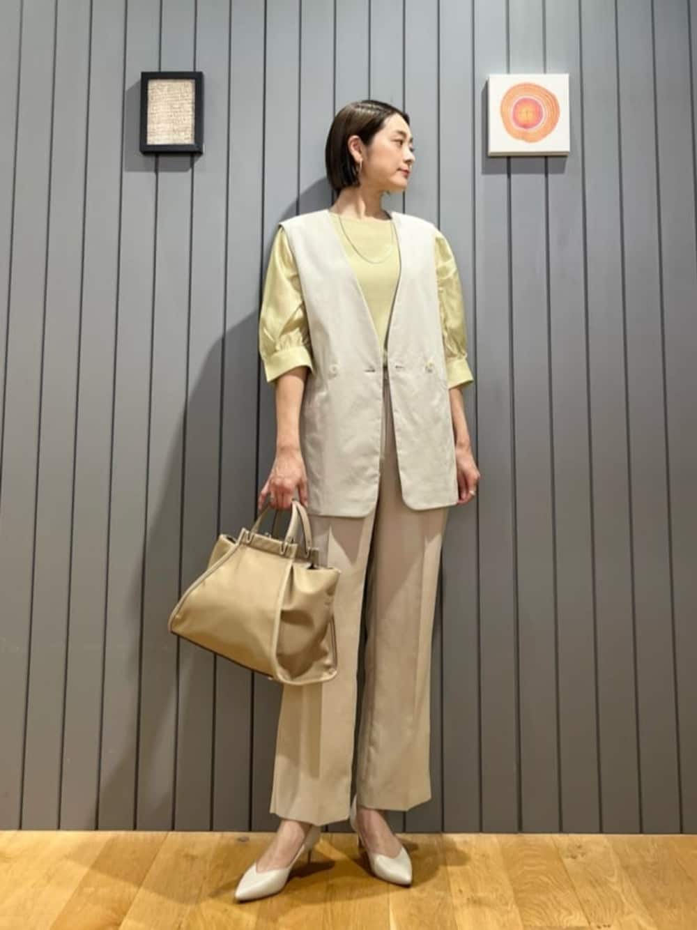 「ビジネススタイル、ベスト、春服、夏服、春コーデ、夏コーデ」｜「green label relaxingのポインテッド Vカット パンプス（5cmヒール）- 晴雨兼用 -（パンプス、ホワイト系）」を使った、安田(yasuda)さん（レディース・168cm）の春コーディネートの1枚目の写真