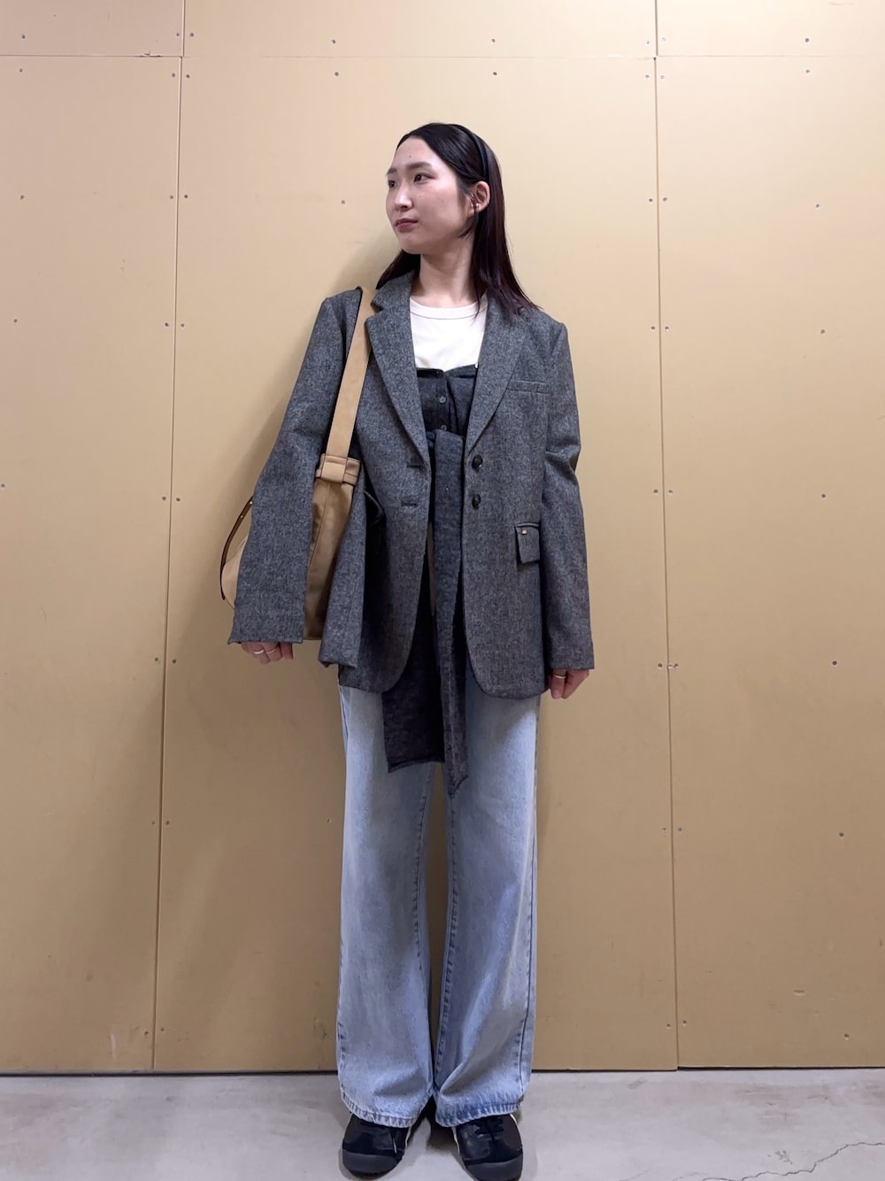 ブルー系のデニムパンツ、グレー系のテーラードジャケット、グレー系のカーディガン/ボレロを着用したレディースの秋コーディネートの1枚目の写真