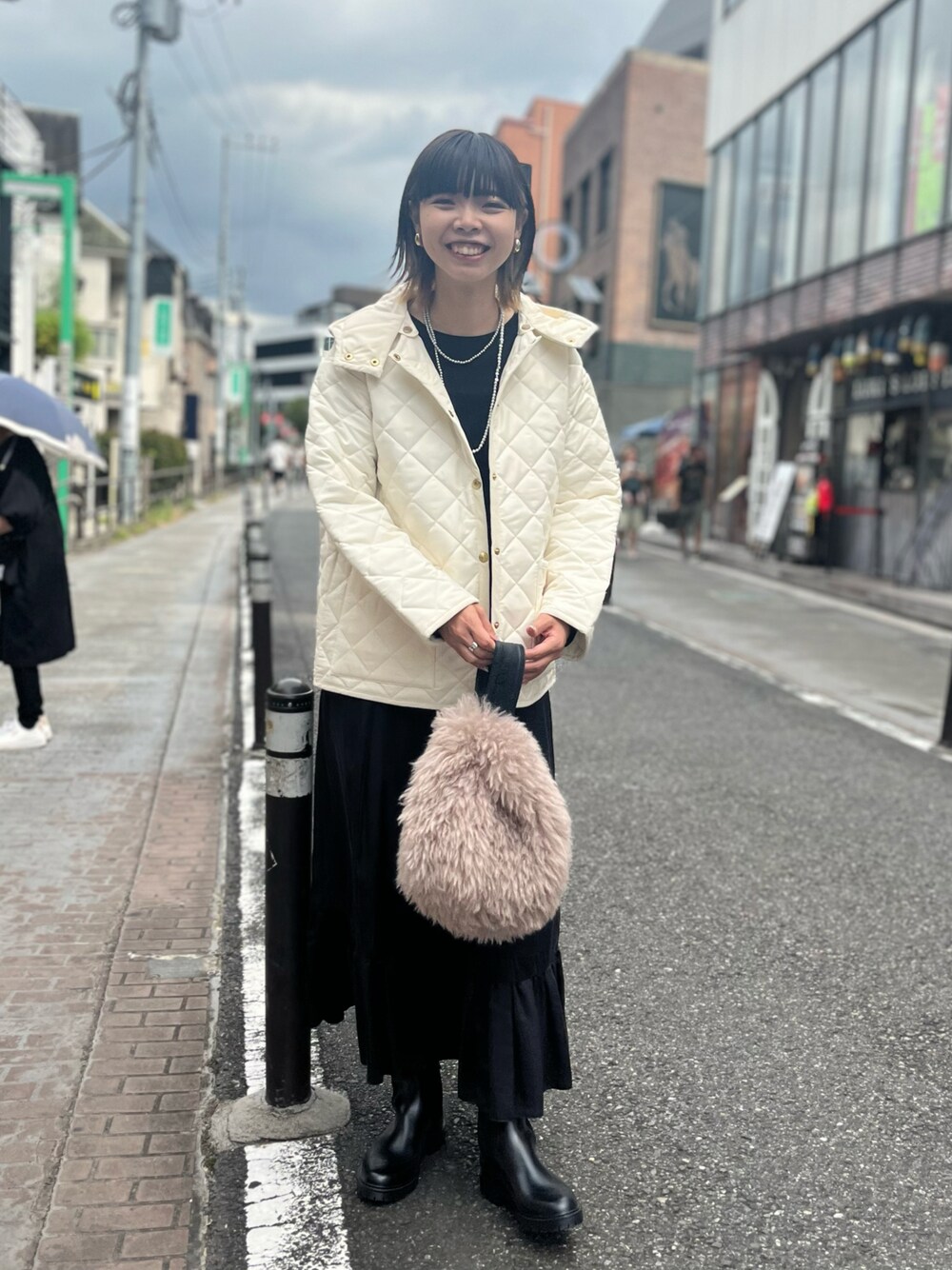 ホワイト系のブルゾン、ブラック系のTシャツ/カットソー、ブラック系のスカートを着用したレディースの秋コーディネートの1枚目の写真