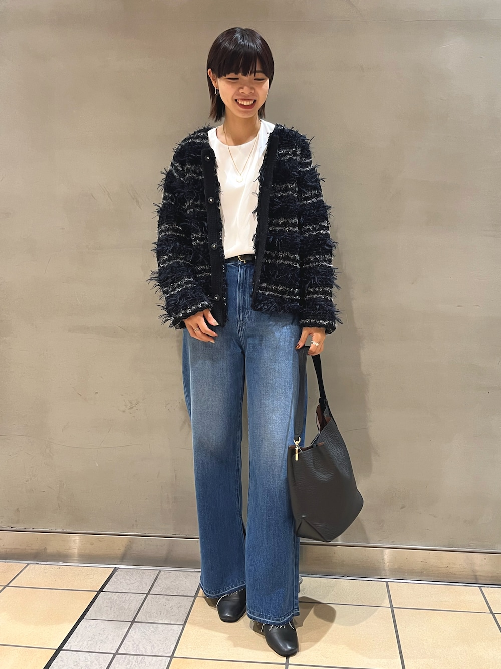 「ニット、ニットジャケット、カーディガン、デニム、デニムパンツ、きれいめカジュアル、大人カジュアル、秋コーデ、高身長女子、骨格ウェーブ」｜「Laraajiのファンシーツイードジャケット（カーディガン/ボレロ、ブラック系）」を使った、osanaiさん（レディース・168cm）の秋コーディネートの1枚目の写真