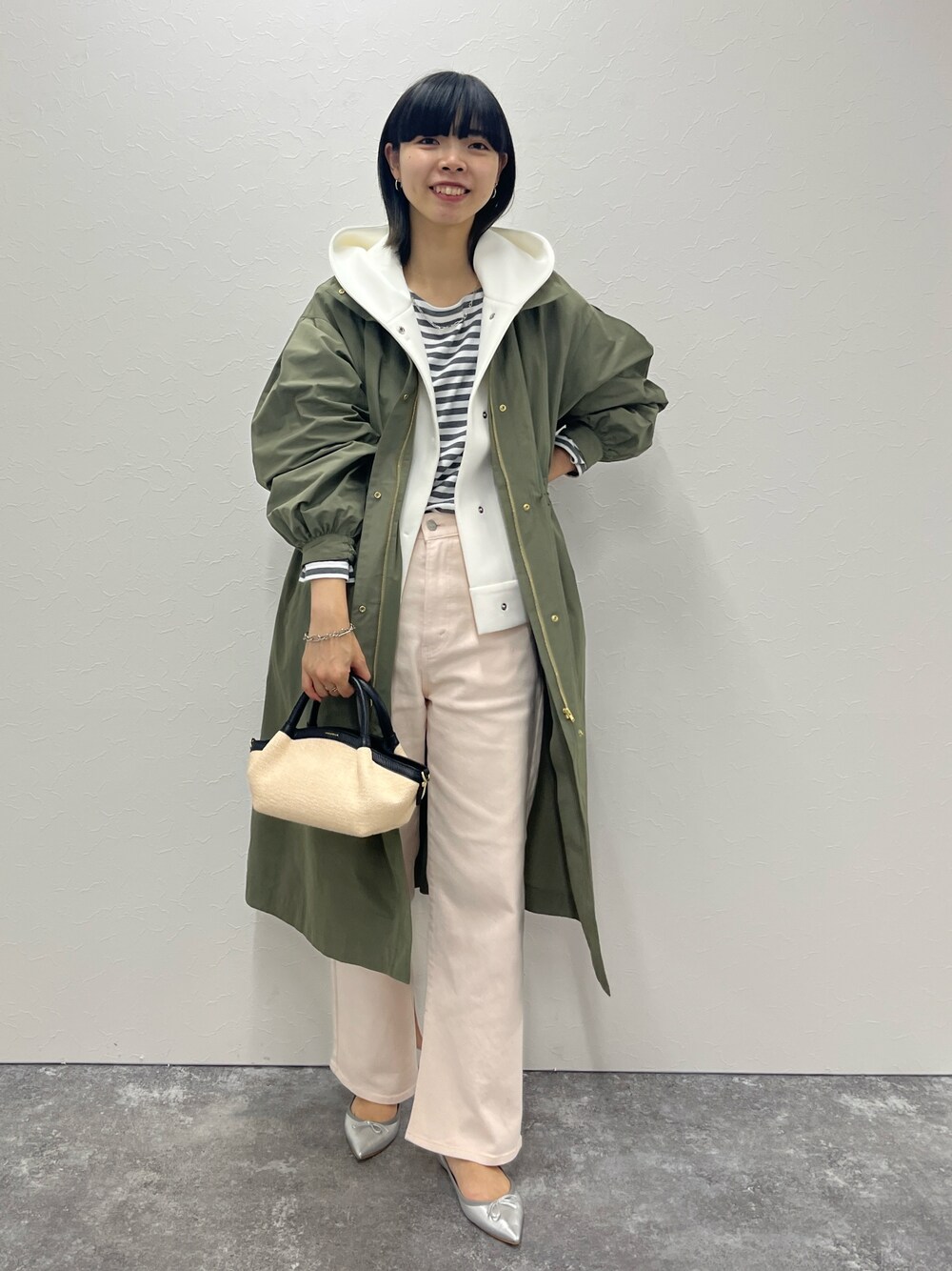 「春コーデ、春アウター、レイヤードスタイル、デニム、デニムコーデ、大人カジュアル、カジュアルコーデ、きれいめカジュアル、おでかけコーデ、高身長女子、骨格ウェーブ」｜「NOLLEY’Sの【撥水加工】フーテッドコート（ダッフルコート、グリーン系）」を使った、osanaiさん（レディース・168cm）の春コーディネートの1枚目の写真