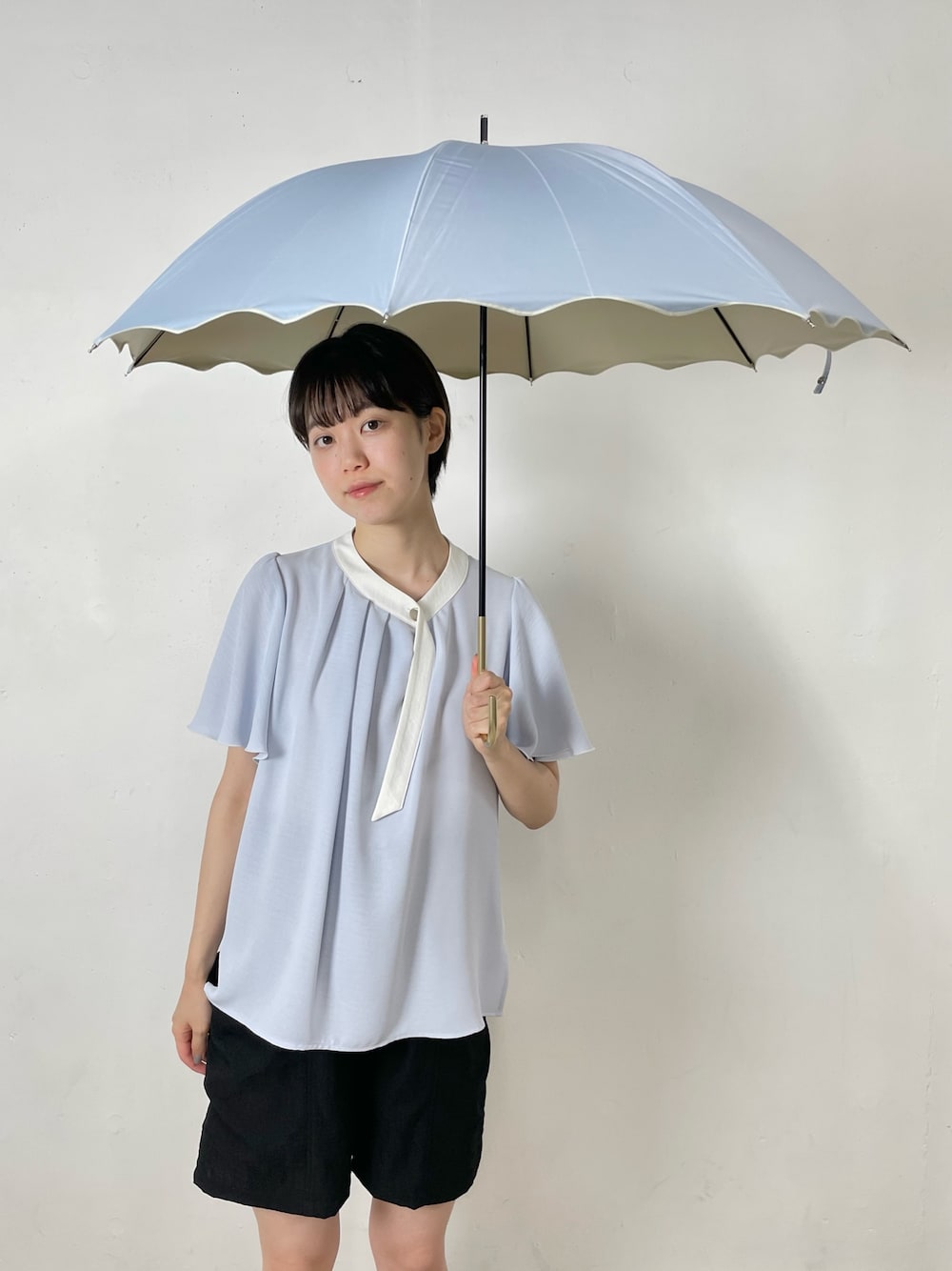 「ミリオンカラッツ(Million Carats)、傘、日傘、ブラウス、前後2way、ハーフパンツ、ショートパンツ、フェミニン、レトロ、きれいめカジュアル、夏コーデ、晴れの日」｜「MILLION CARATSの【GIFT】-because- シェーディングパラソル配色メロウ_日傘（長傘、ブルー系）」を使った、tsunoさん（骨格ウェーブ・レディース・160cm）の夏コーディネートの1枚目の写真