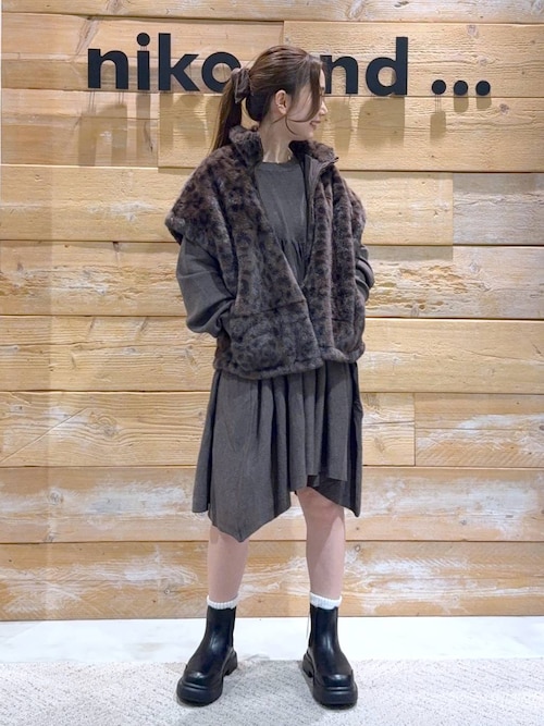 ミンクファータッセル　カラーページ ミンク ファーバッグ ポンポン デザイン 羊革 ハンドル シルバー