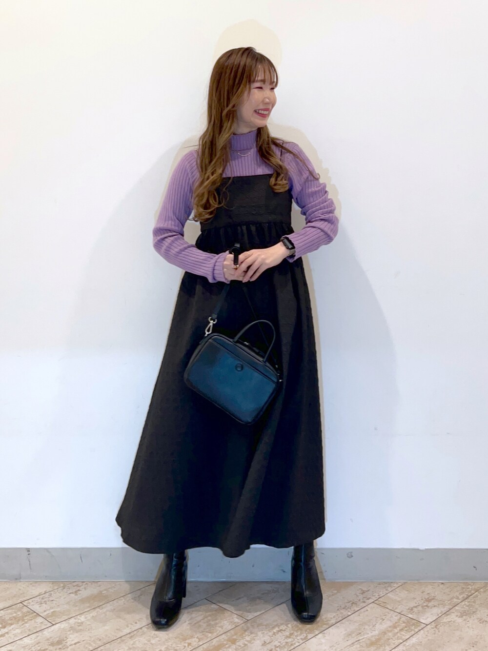 パープル系のTシャツ/カットソー、ブラック系のワンピース、ブラック系のショルダーバッグを着用したレディースの冬コーディネートの1枚目の写真